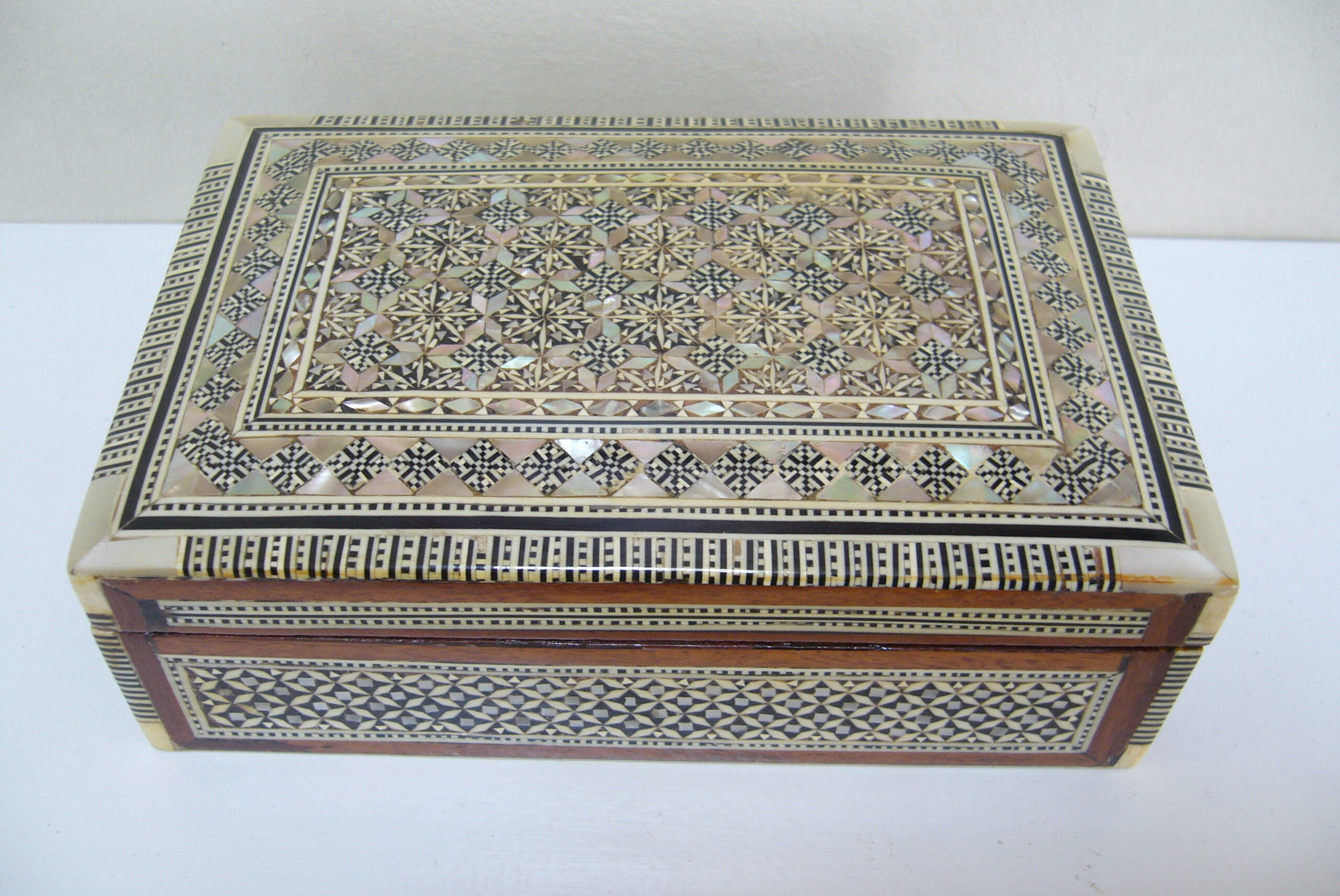 Box box in mother-of-pearl marquetry in oriental style