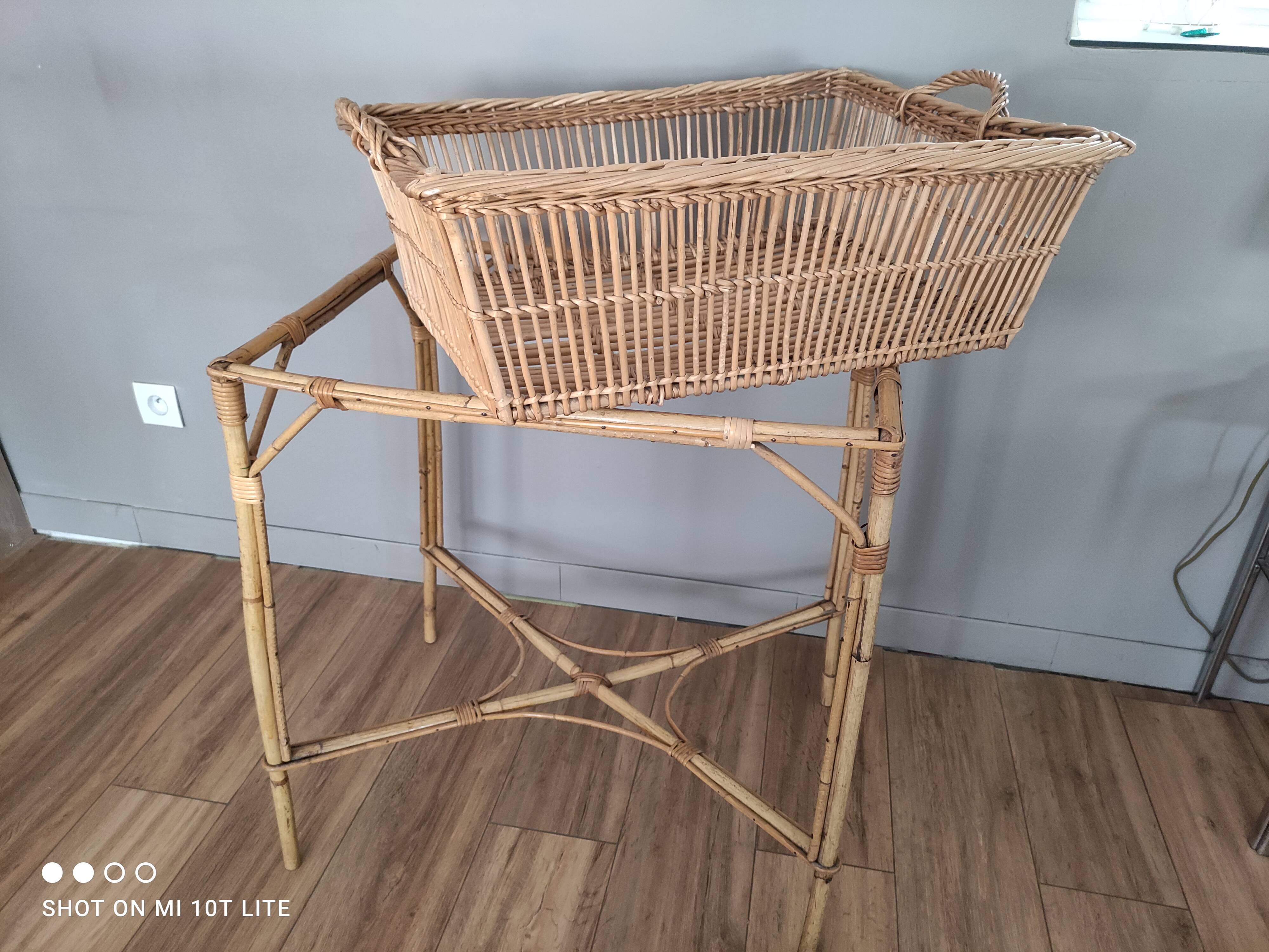 Panière à linge vintage en rotin sur piètement