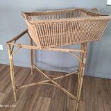 Panière à linge vintage en rotin sur piètement