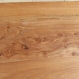 Table basse en chêne à pieds joints par une entretoise