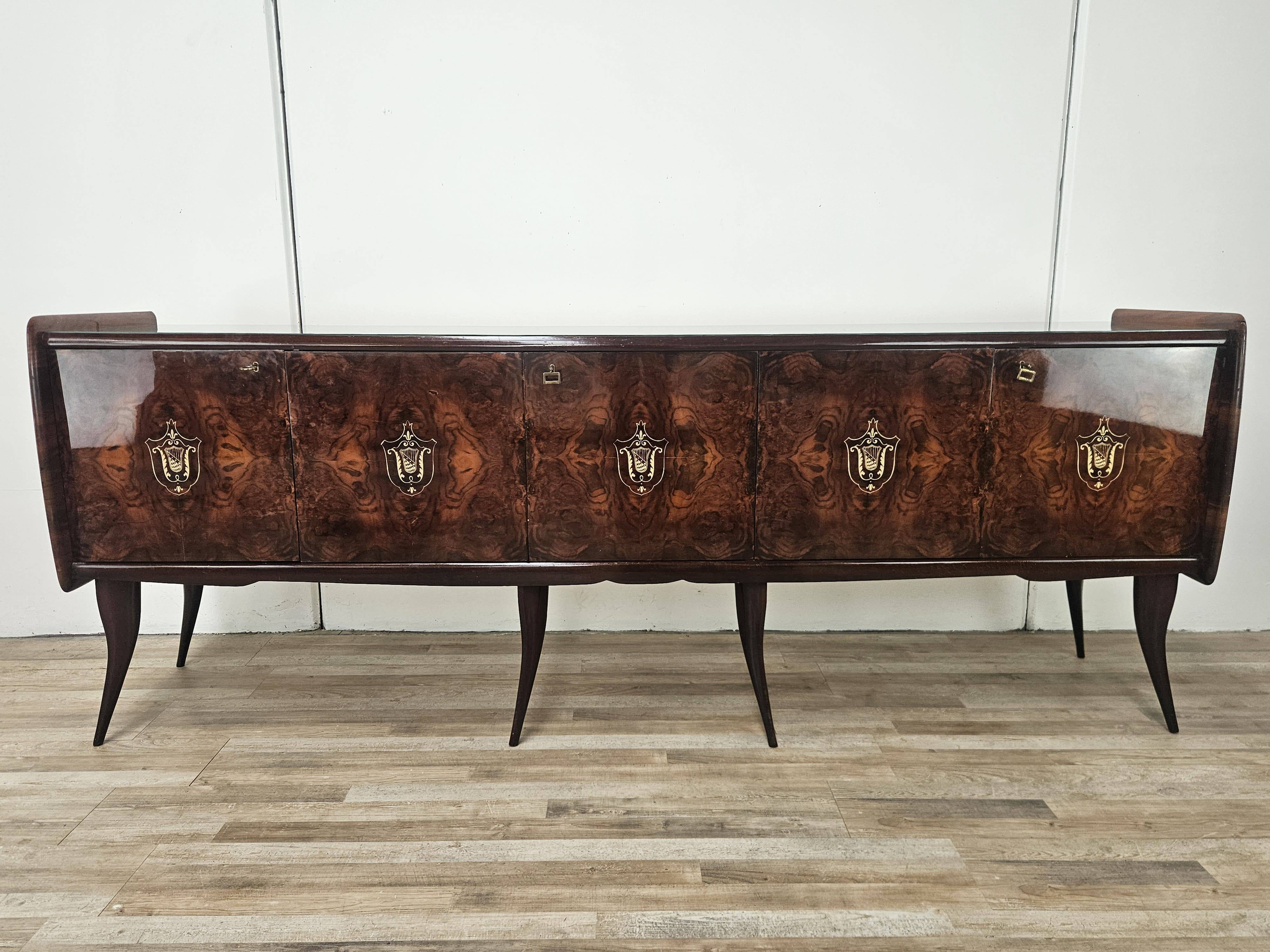 Buffet en acajou du milieu du siècle avec verre teal et compartiments avec tiroir.