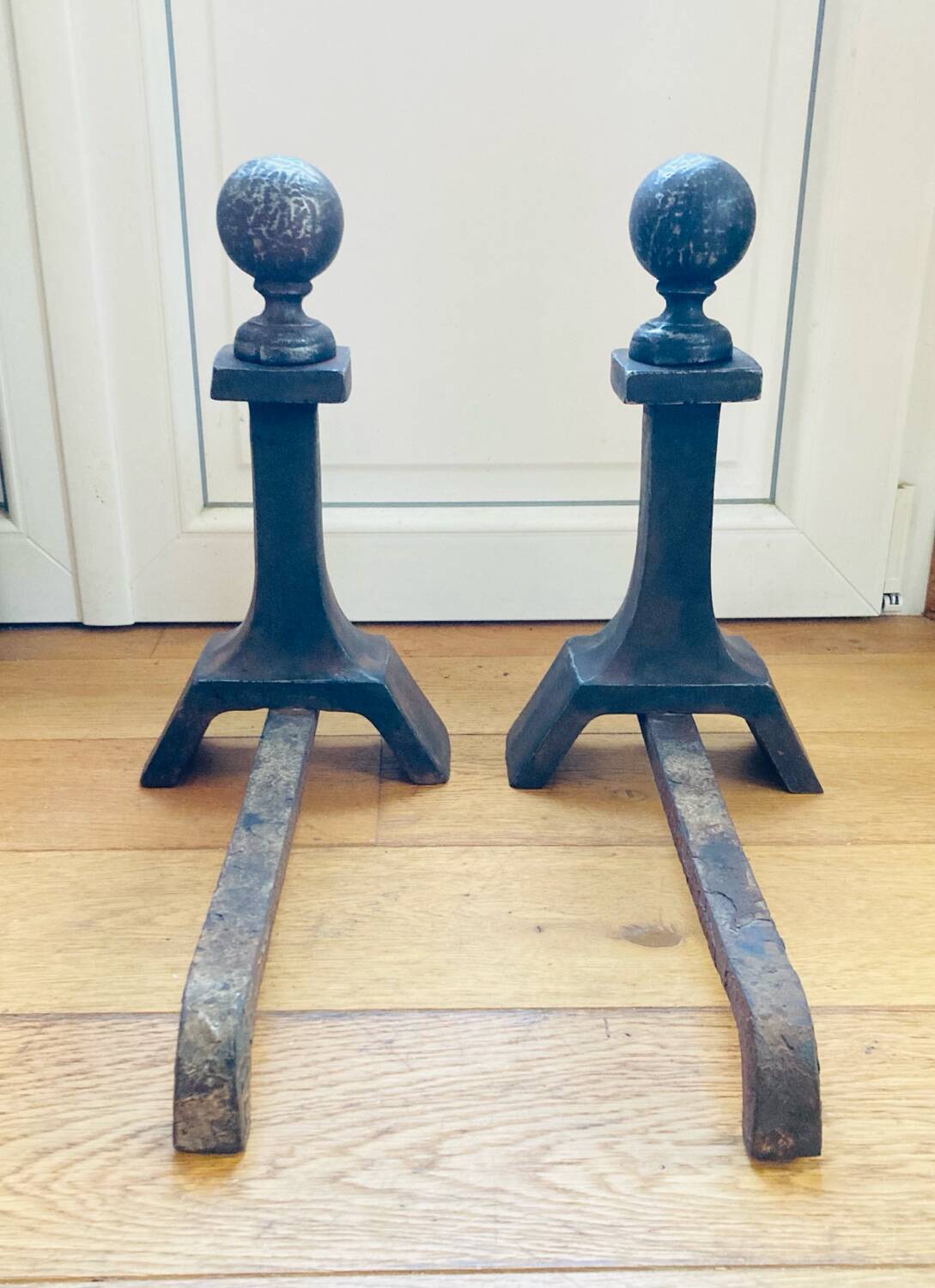 Pair of massive antique-style fire dogs in solid iron from the 20th century.