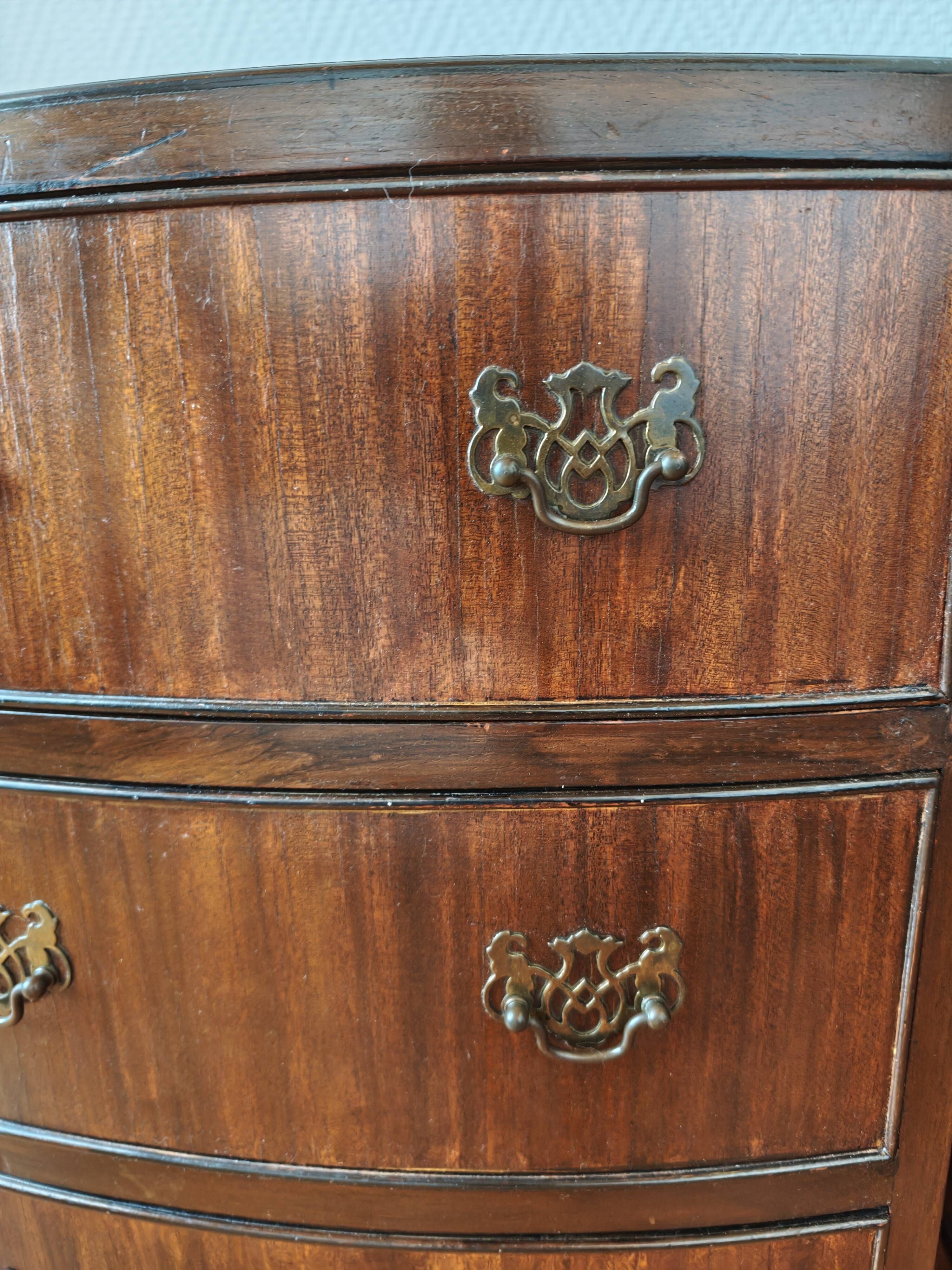 Paire de petites commodes anglaises style Queen Anne – années 1950