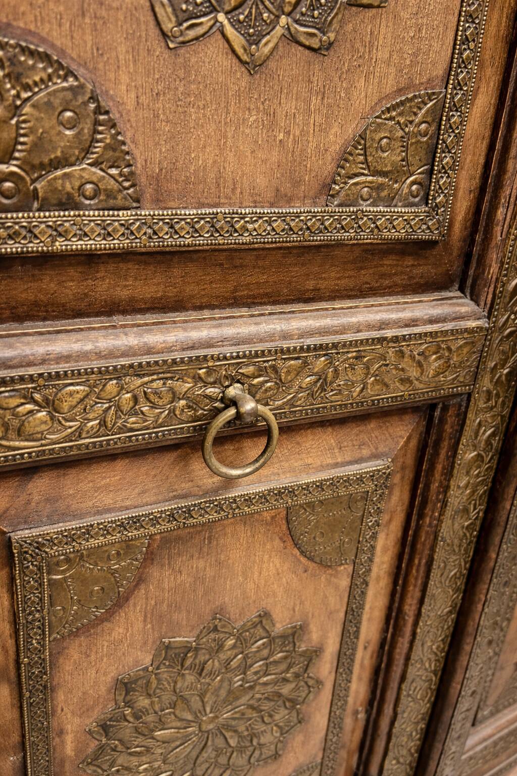 Carved wooden wardrobe and repoussé metal – Indian inspiration – 20th century