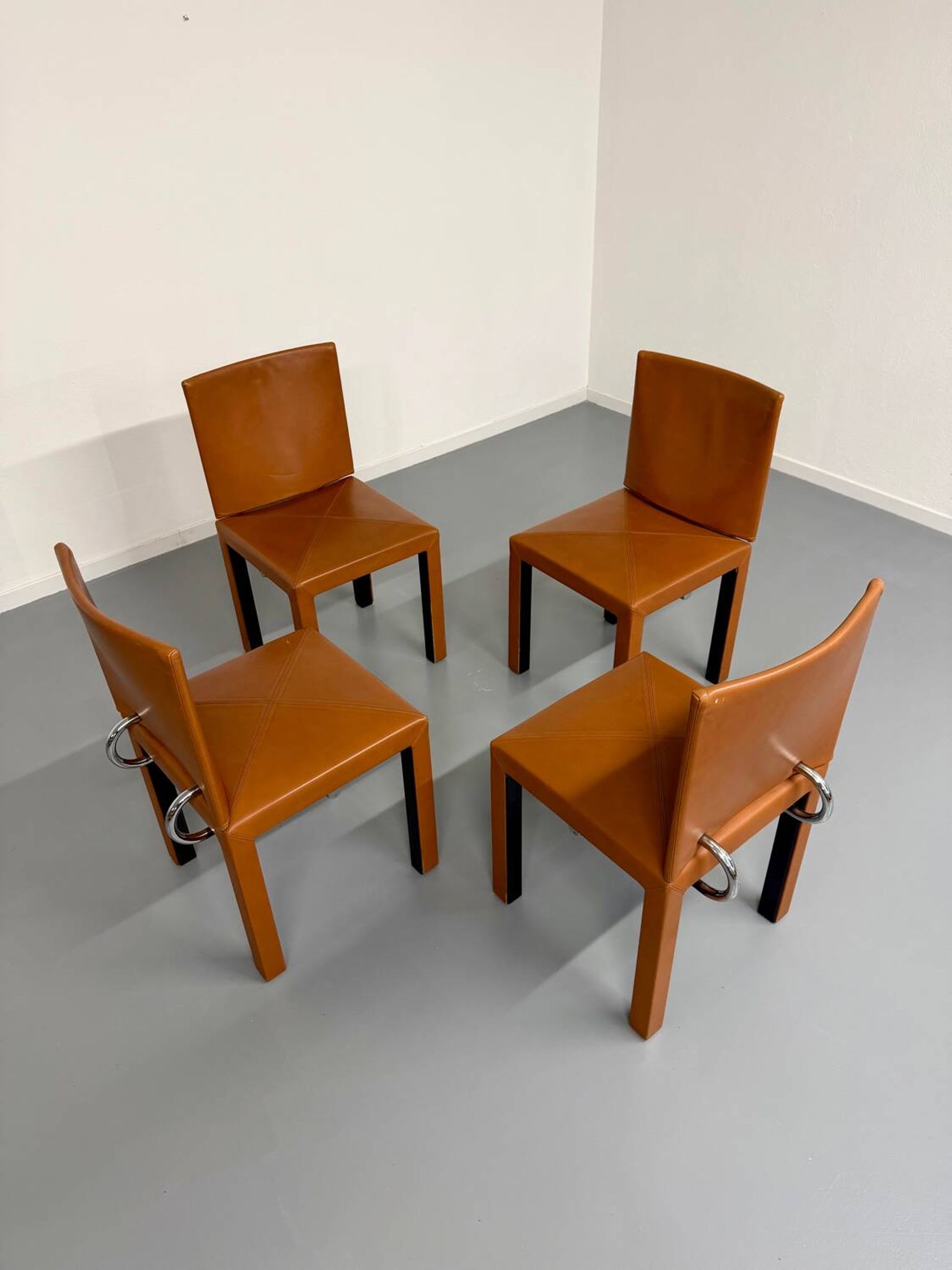 4 camel leather chairs, postmodern design by Paolo Piva for B&B Italia Arcadia.