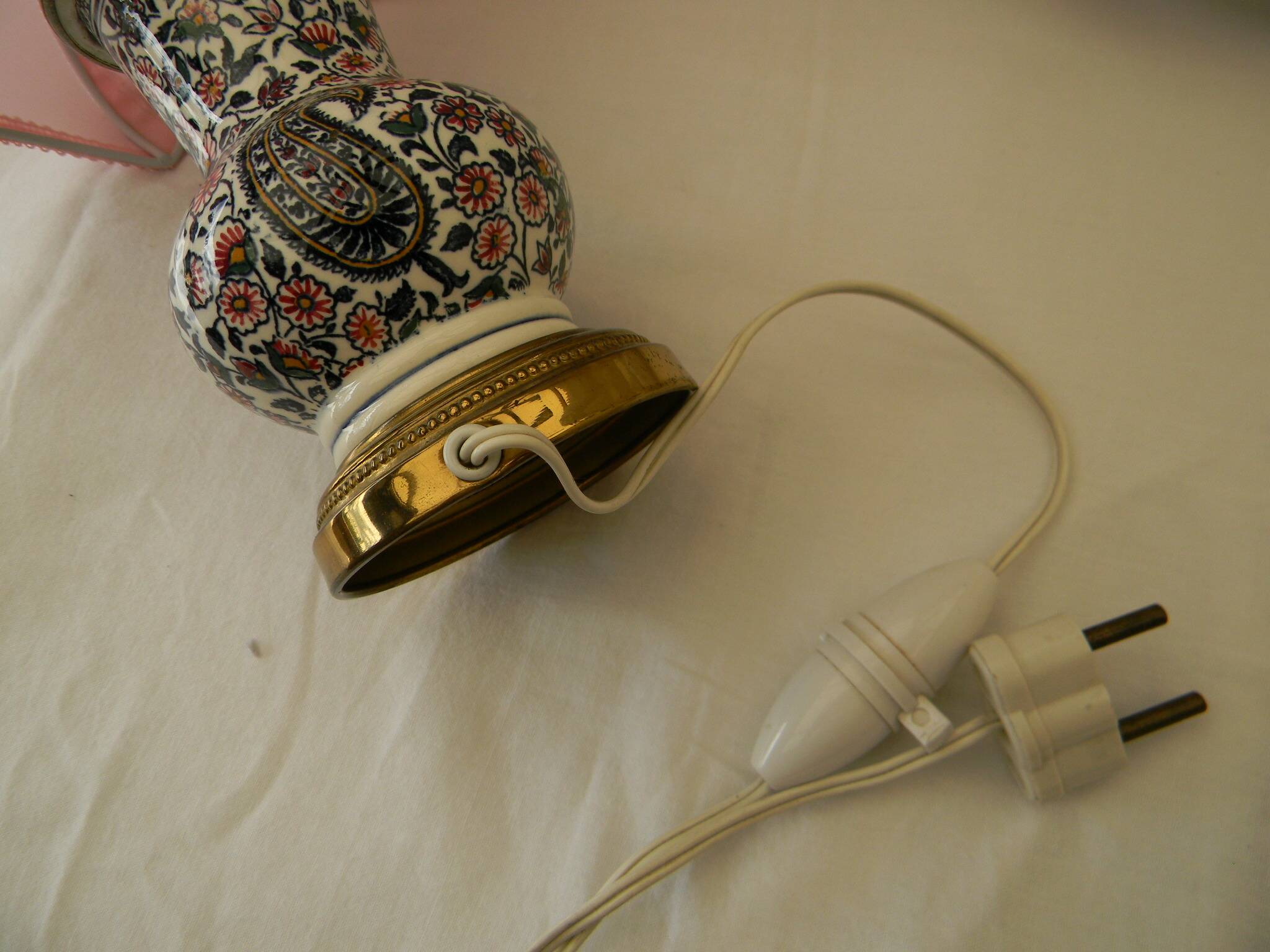 Small earthenware lamp from Gien. Cashmere decoration.