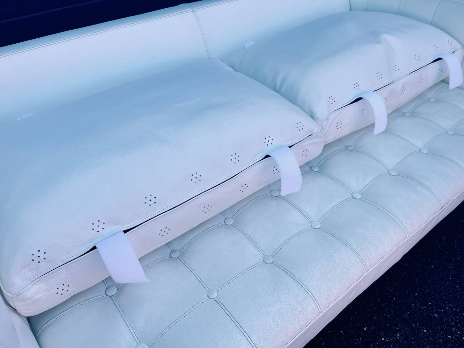 White leather flower sofa Phillipe Starck x Cassina (volage 243_02 model