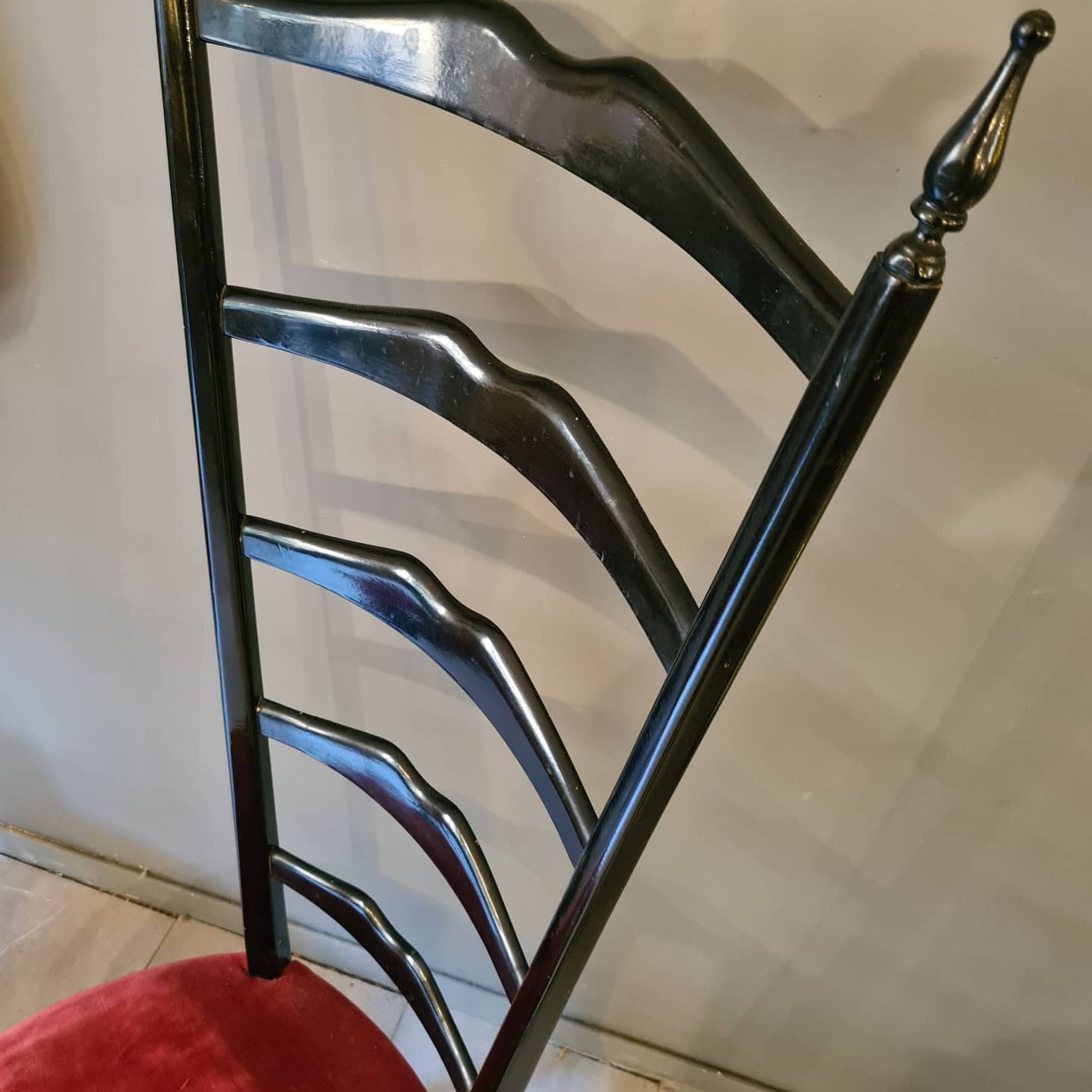Paire de grandes chaises d’apparat italiennes vintage