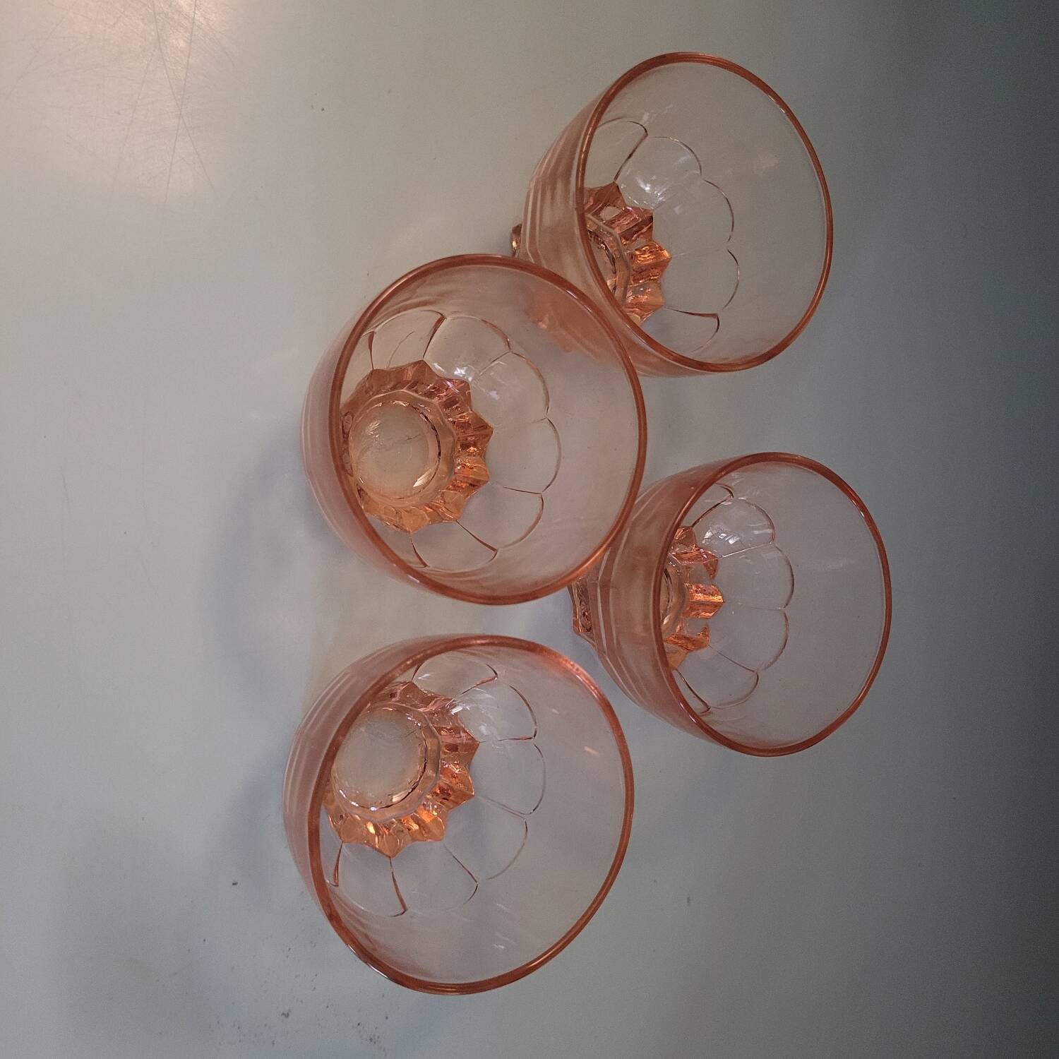 4 verres ambrés à base étoilée – France, années 40-50