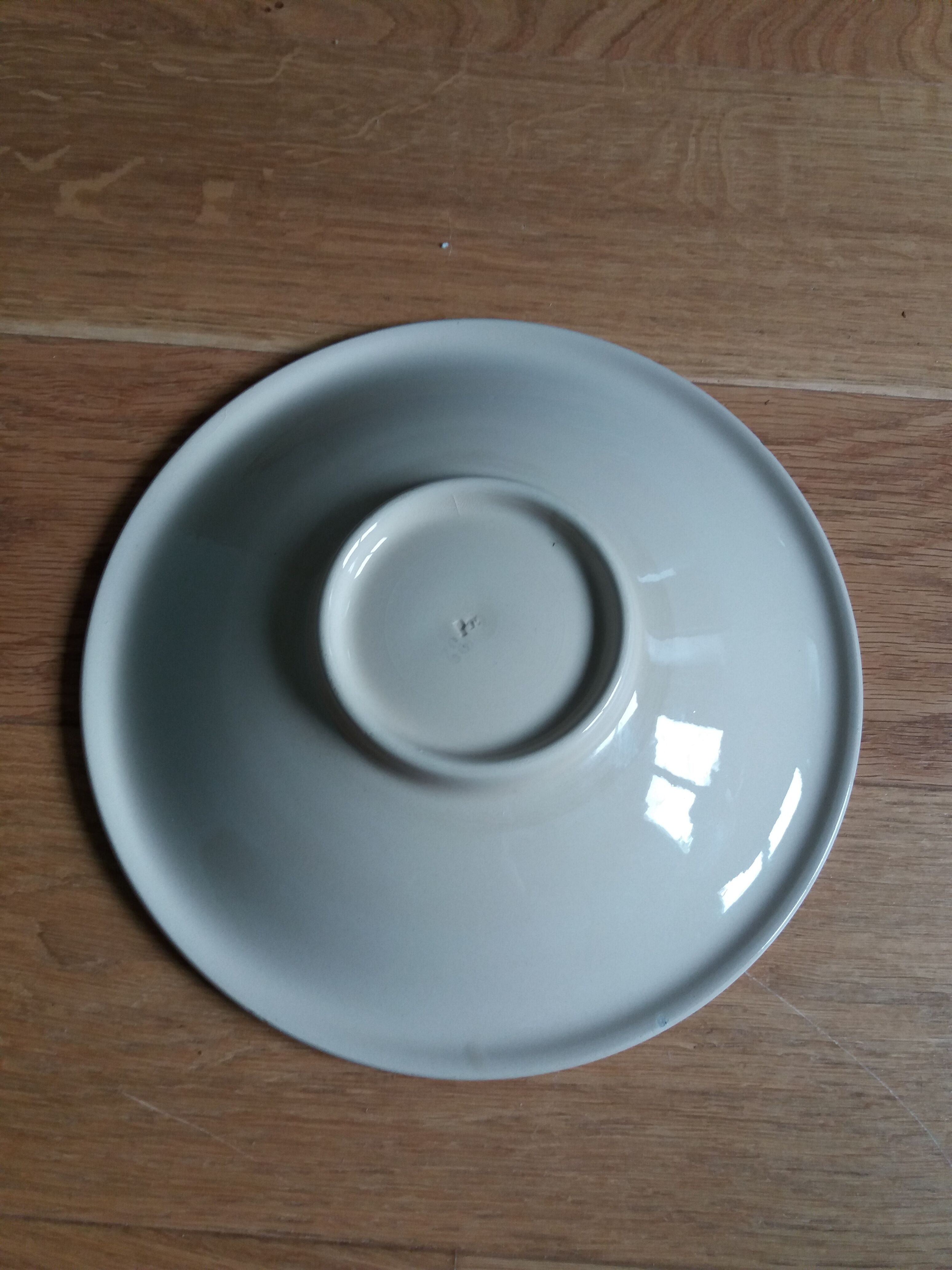 Round hollow dish Art Deco stencil decoration