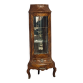 Vitrine d’angle en marqueterie de style Louis XV