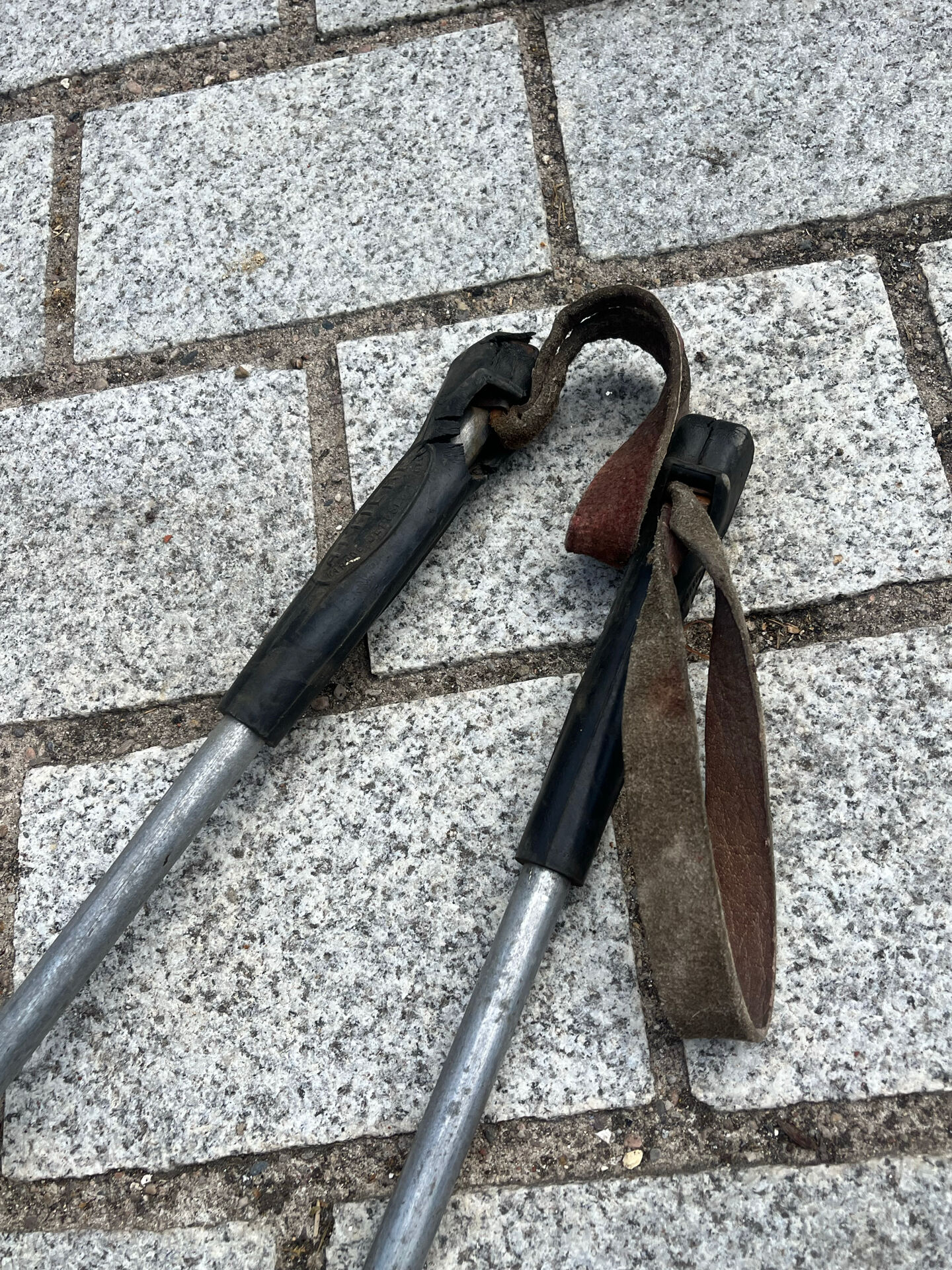 Paire de bâtons de ski anciens en métal L=122