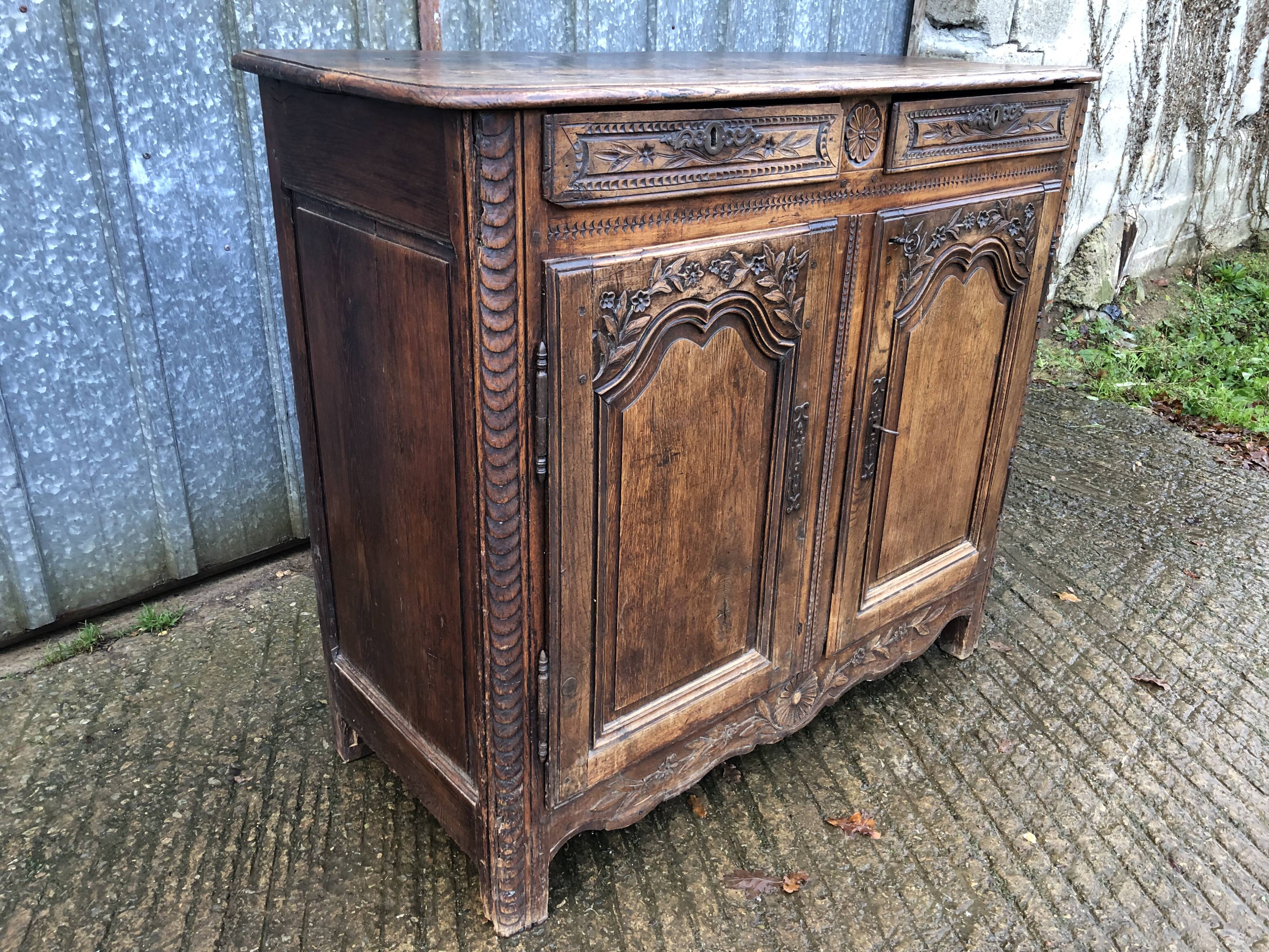 Buffet Louis XV ancien en chêne massif à 2 tiroirs et 2 portes