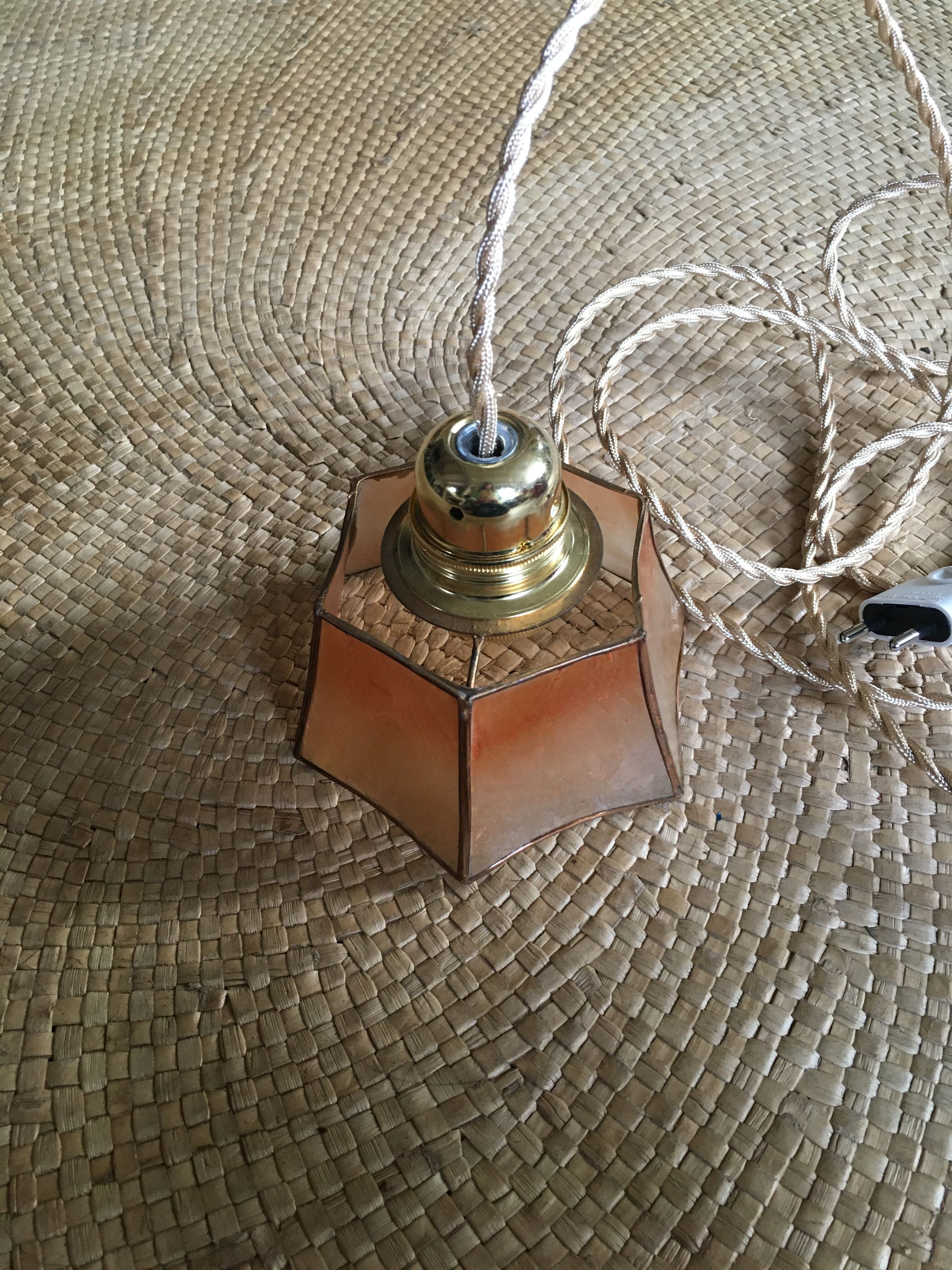 Mother-of-pearl hand lamp