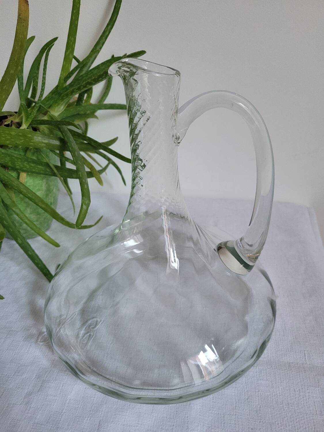 Large wine decanter