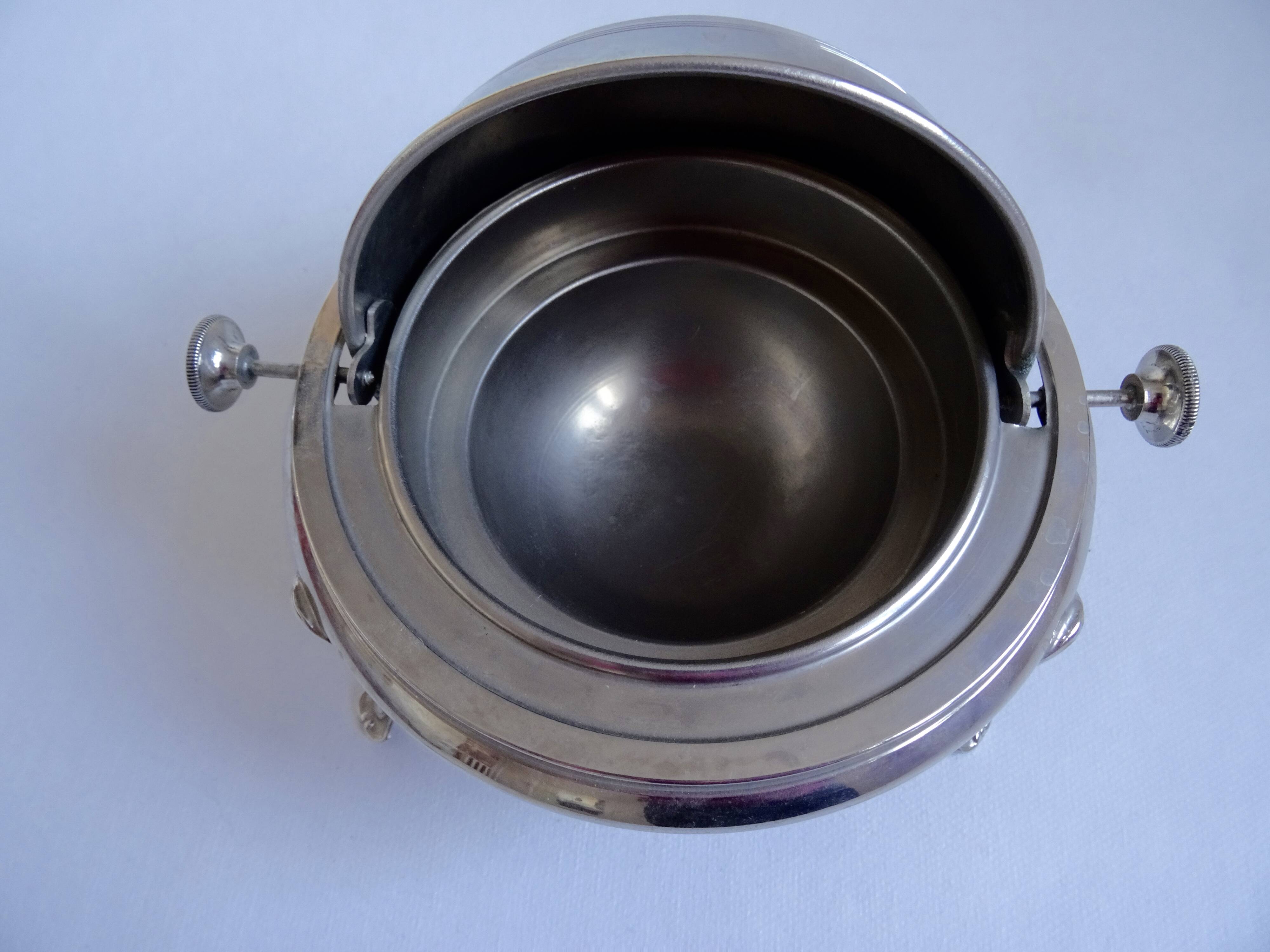 Caviar or butter display in metal