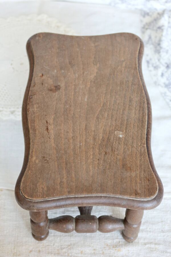 Petit tabouret ancien en bois tourné