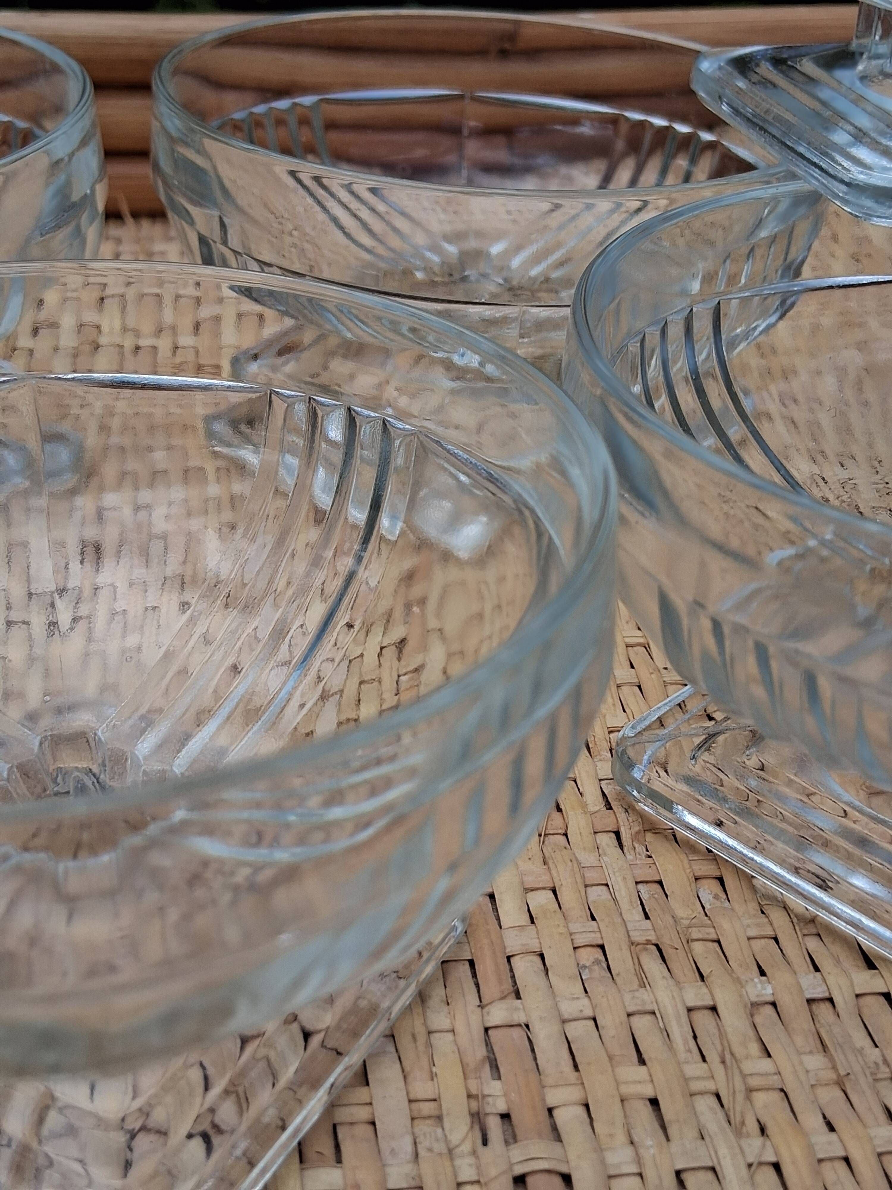 Set of 6 glass ice cream bowls or similar in Art Deco style in very good condition.