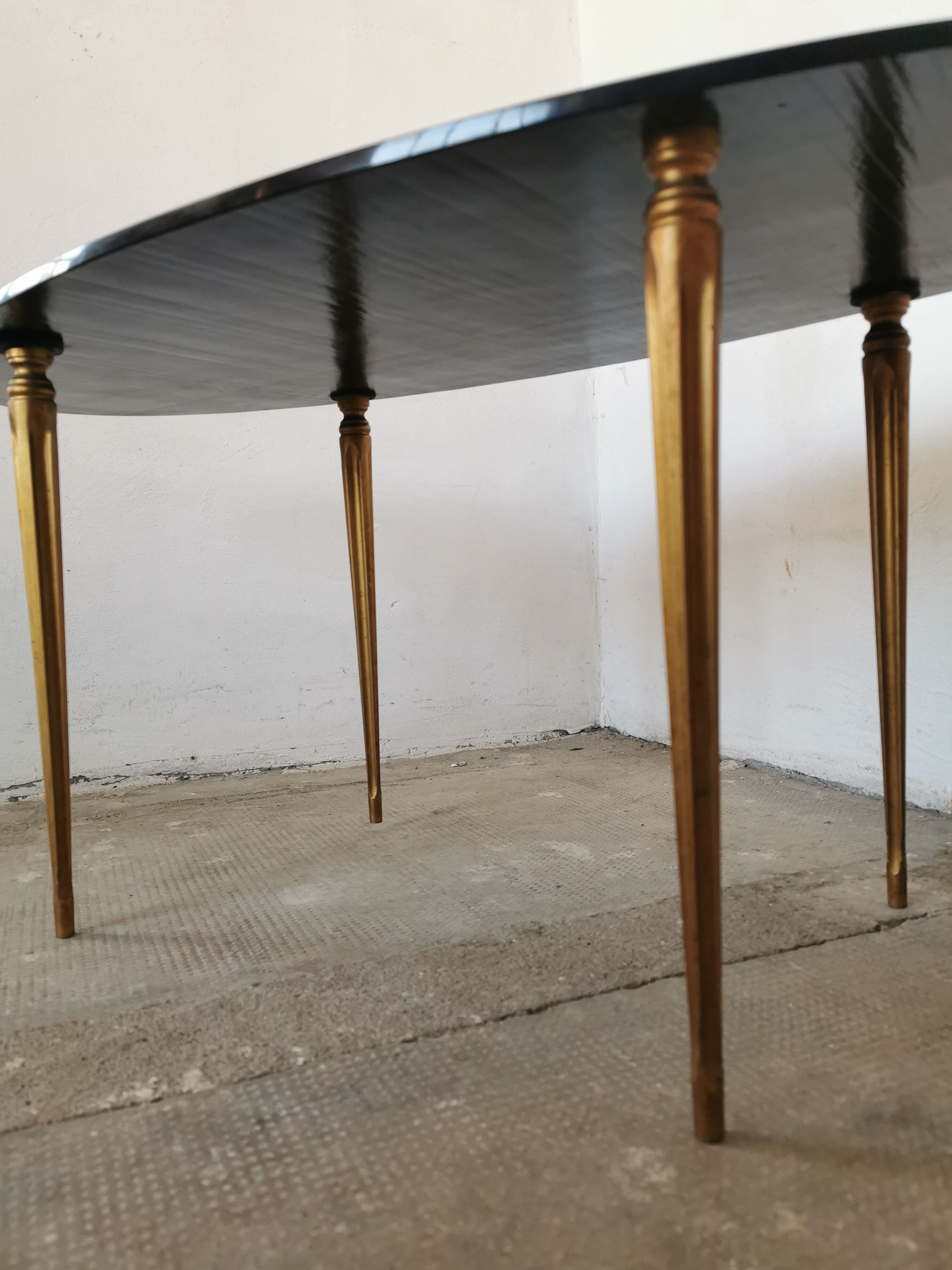 Oval coffee table in black opaline