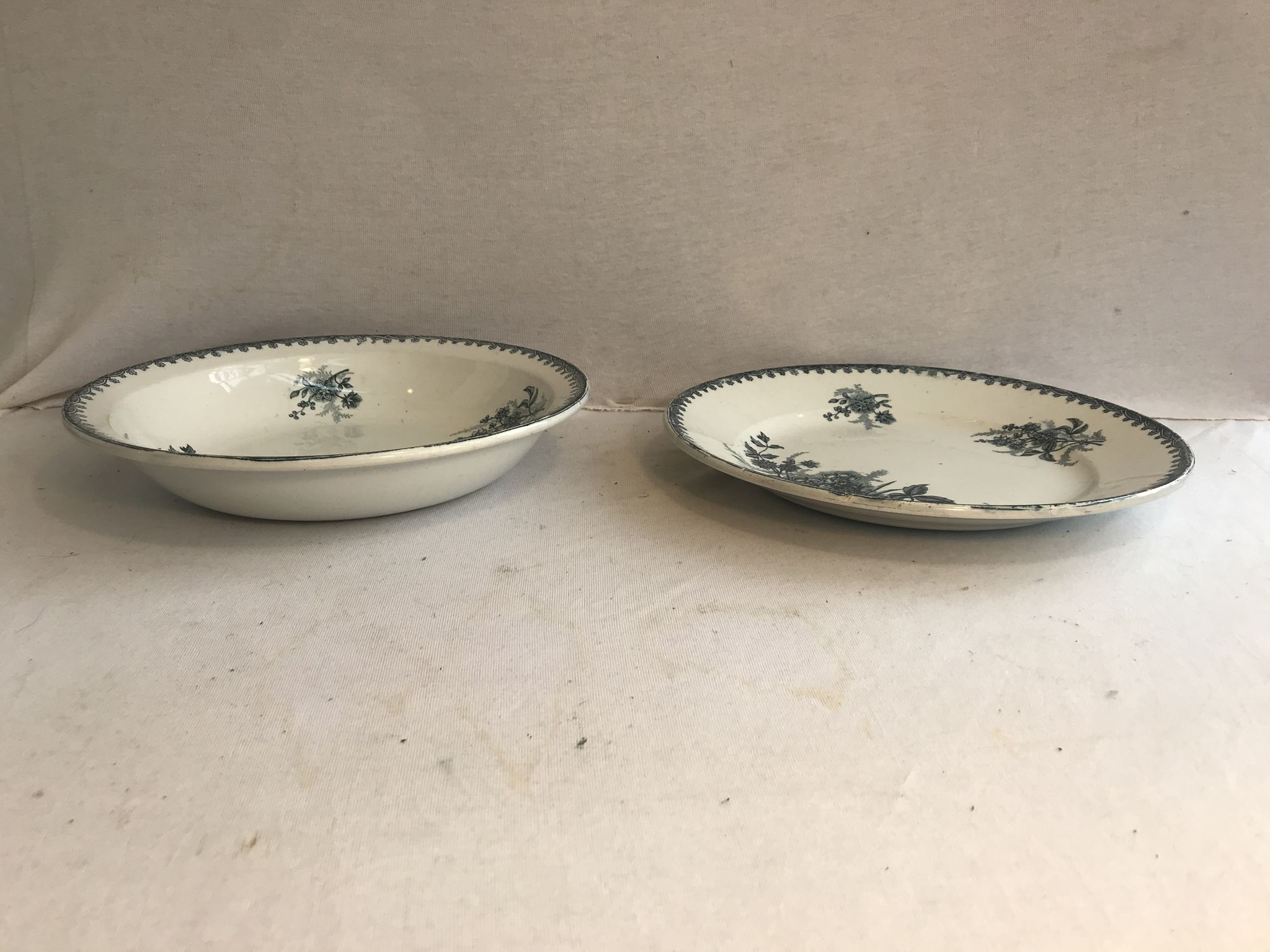 Pair ancient dishes Terre de fer