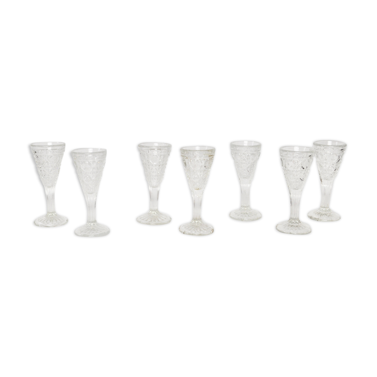 Set de 8 verres à liqueur en verre moulé