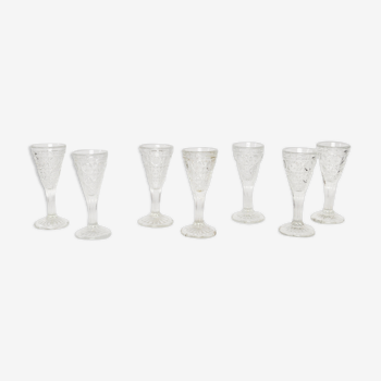 Set de 8 verres à liqueur en verre moulé