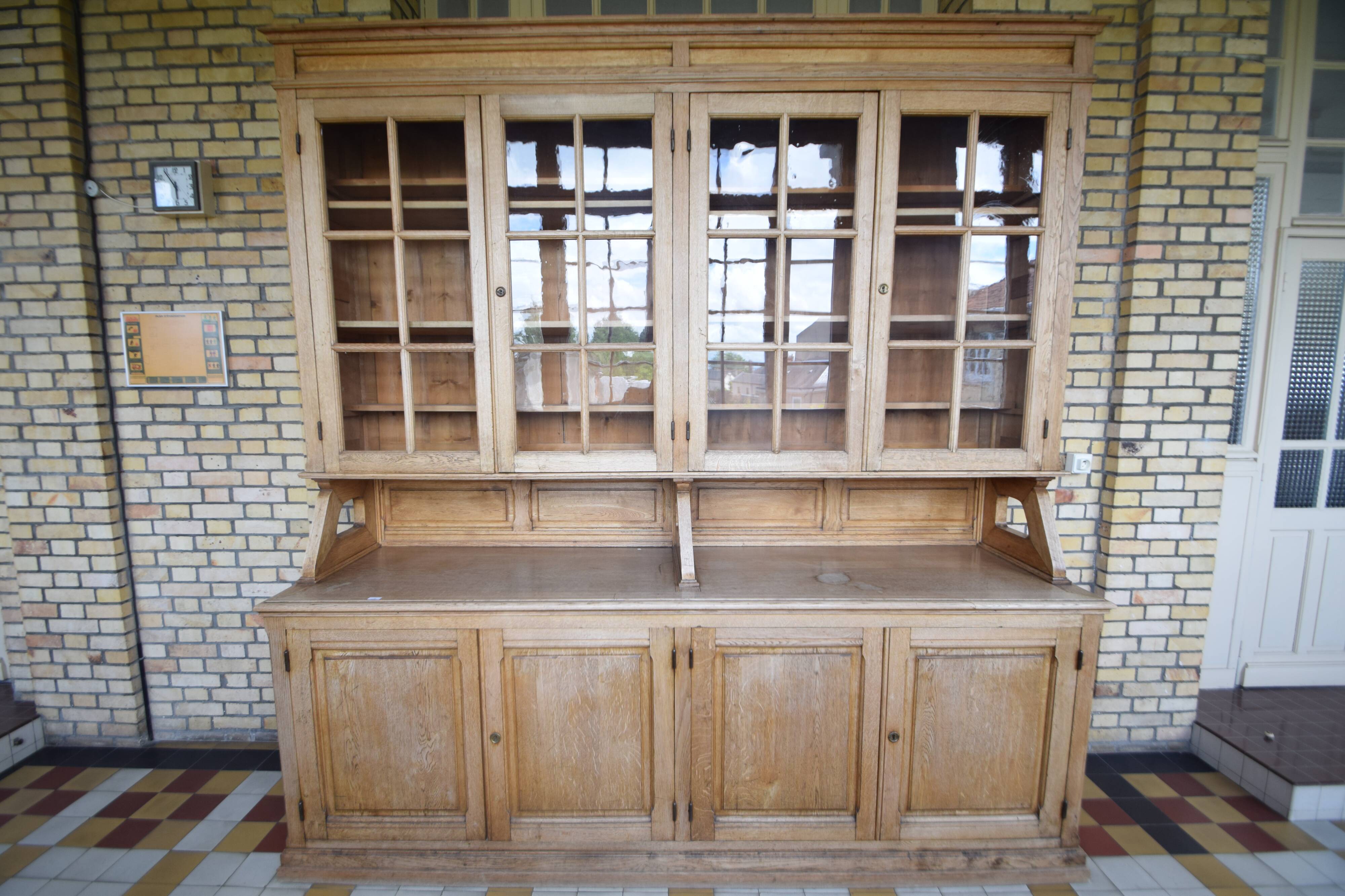 Glass library of a medical school in solid oak from the 1950s.