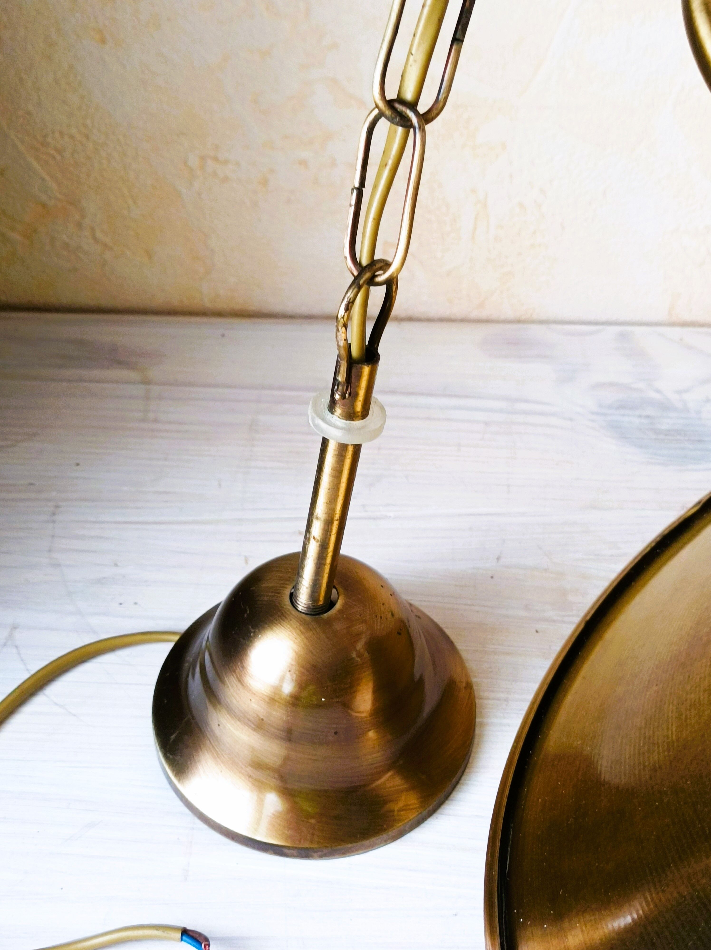 Chain suspension in storm lamp