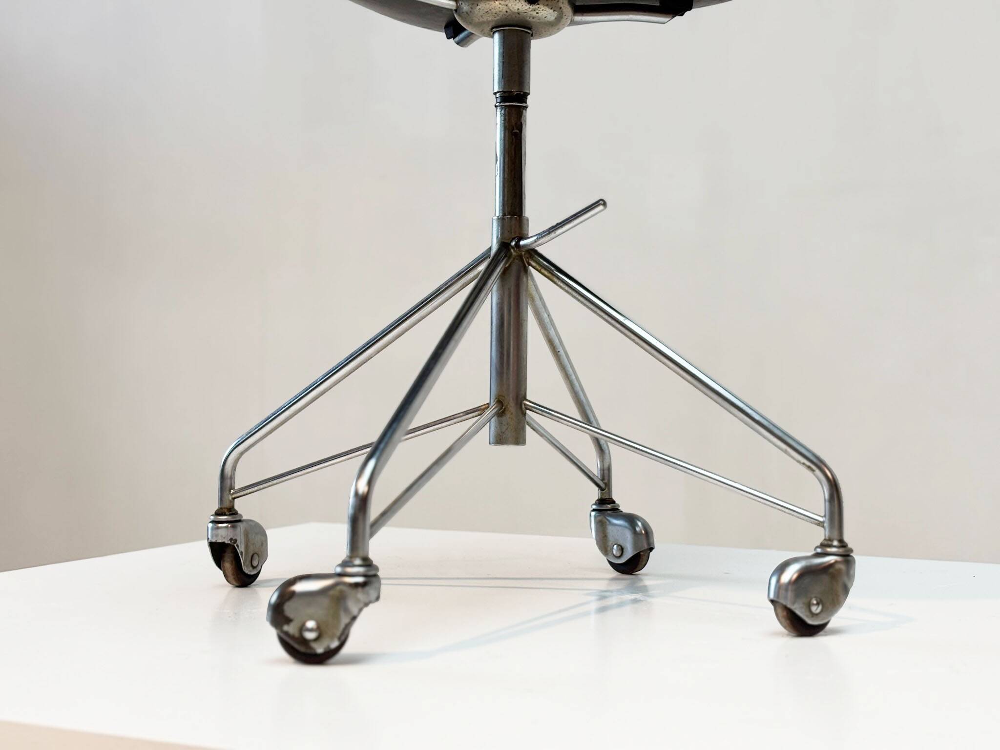 Early 3217 office chair by Arne Jacobsen