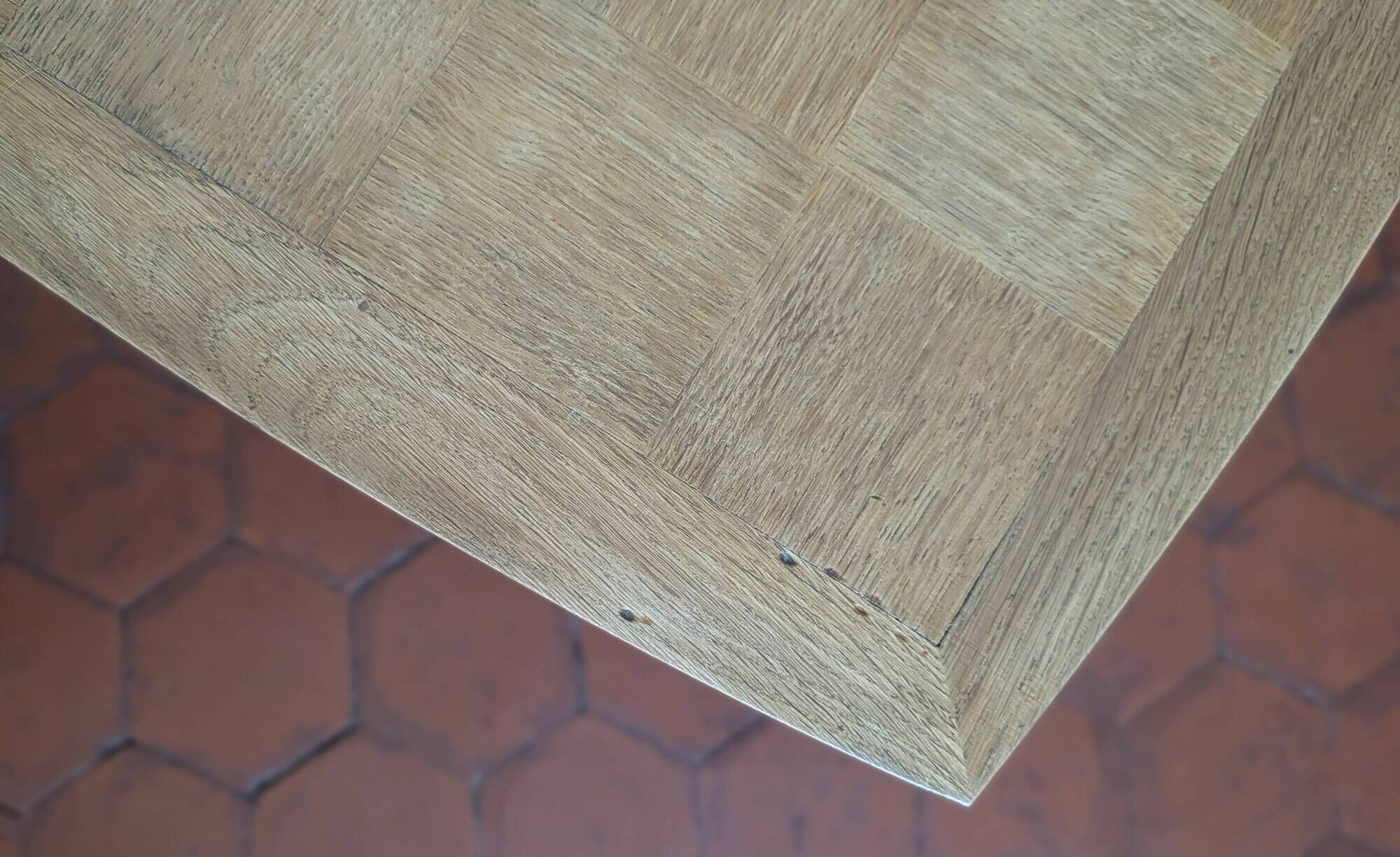 Table d'appoint vintage, plateau damier et pieds compas - Années 50/60
