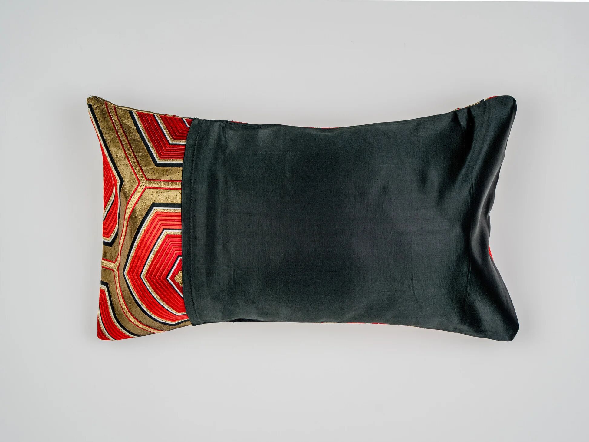 Coussin lombaire hexagonal vermillon Kikkō Vanguard — noir, rouge et or