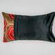 Coussin lombaire hexagonal vermillon Kikkō Vanguard — noir, rouge et or