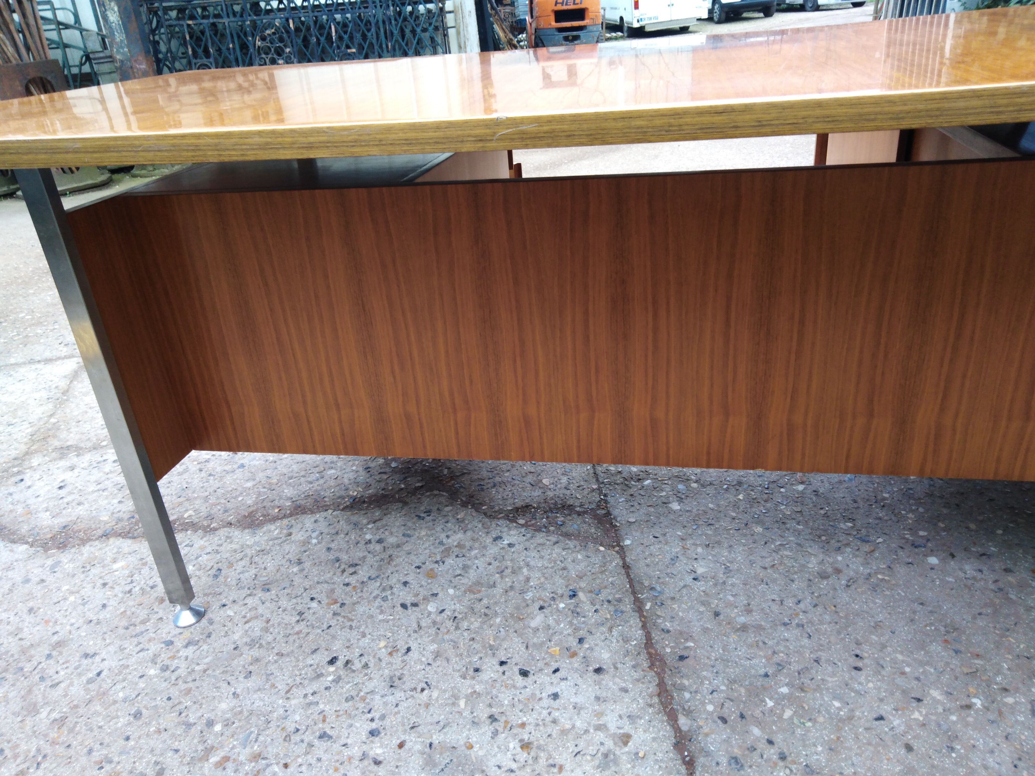 Grand Bureau design 1970 with return. light wood and chrome pietement