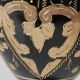 Vase vintage en laiton à patine noire et or, col corolle. Des Indes. Milieu du XXème. Gravé motifs coeurs/floraux/feuillus. Haut 20 cm