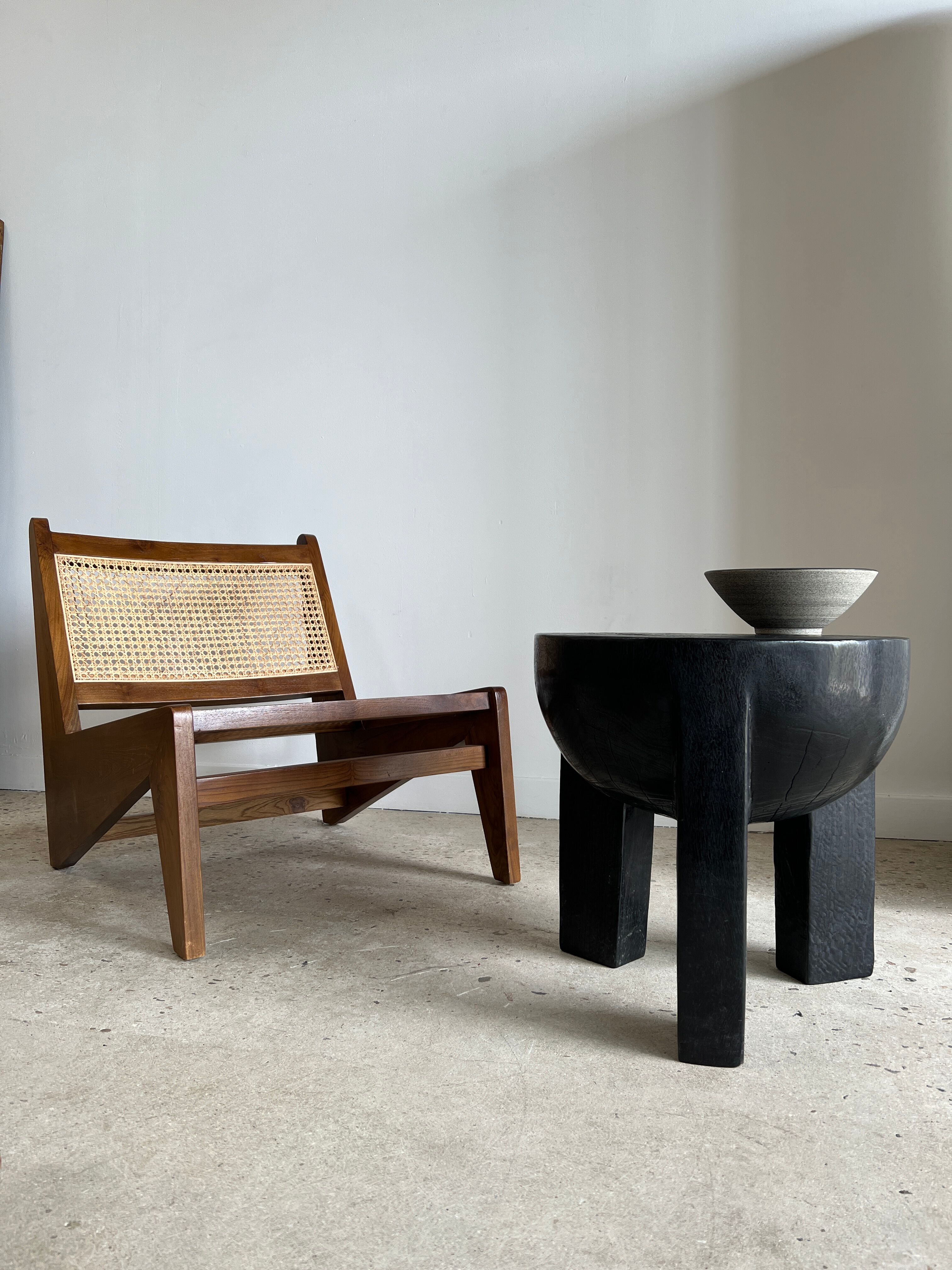 Black mango wood tripod side table with a semi-spherical top, height: 45 cm, diameter: 44 cm.