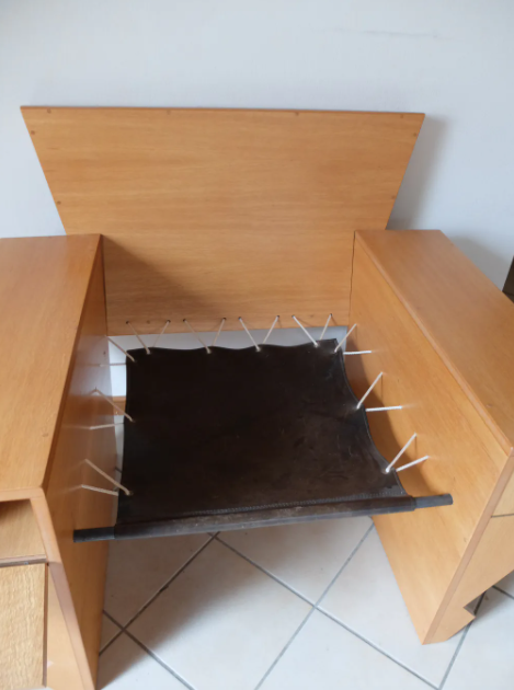 Fauteuil 1980 en bois et cuir piqûre sellier