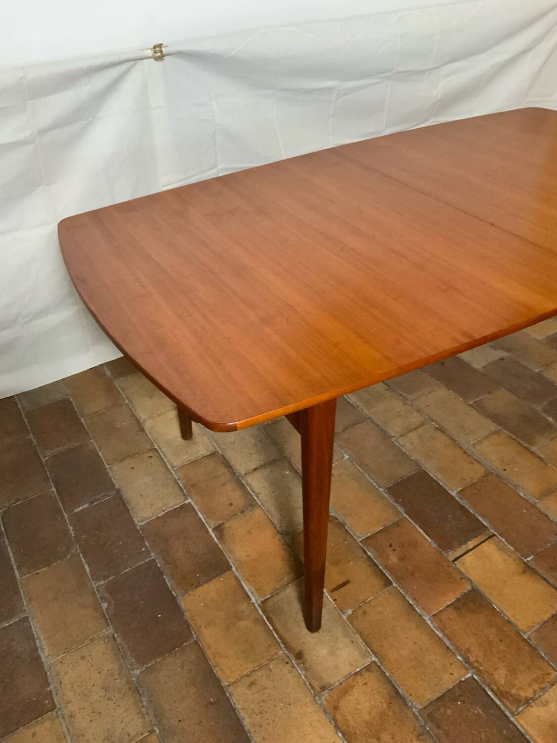 Extendable dining table