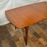 Extendable dining table