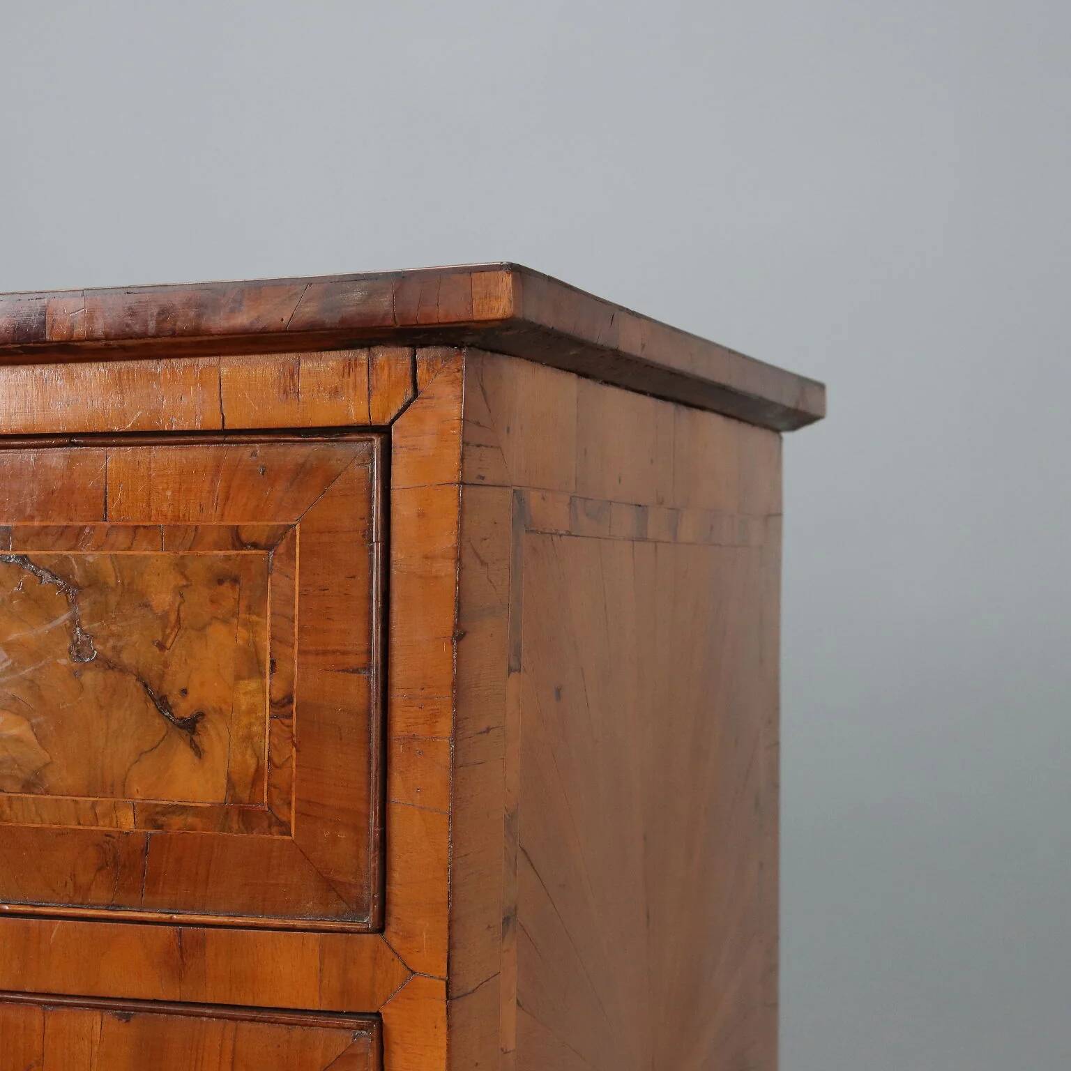 Neoclassical commode in walnut and burl.
