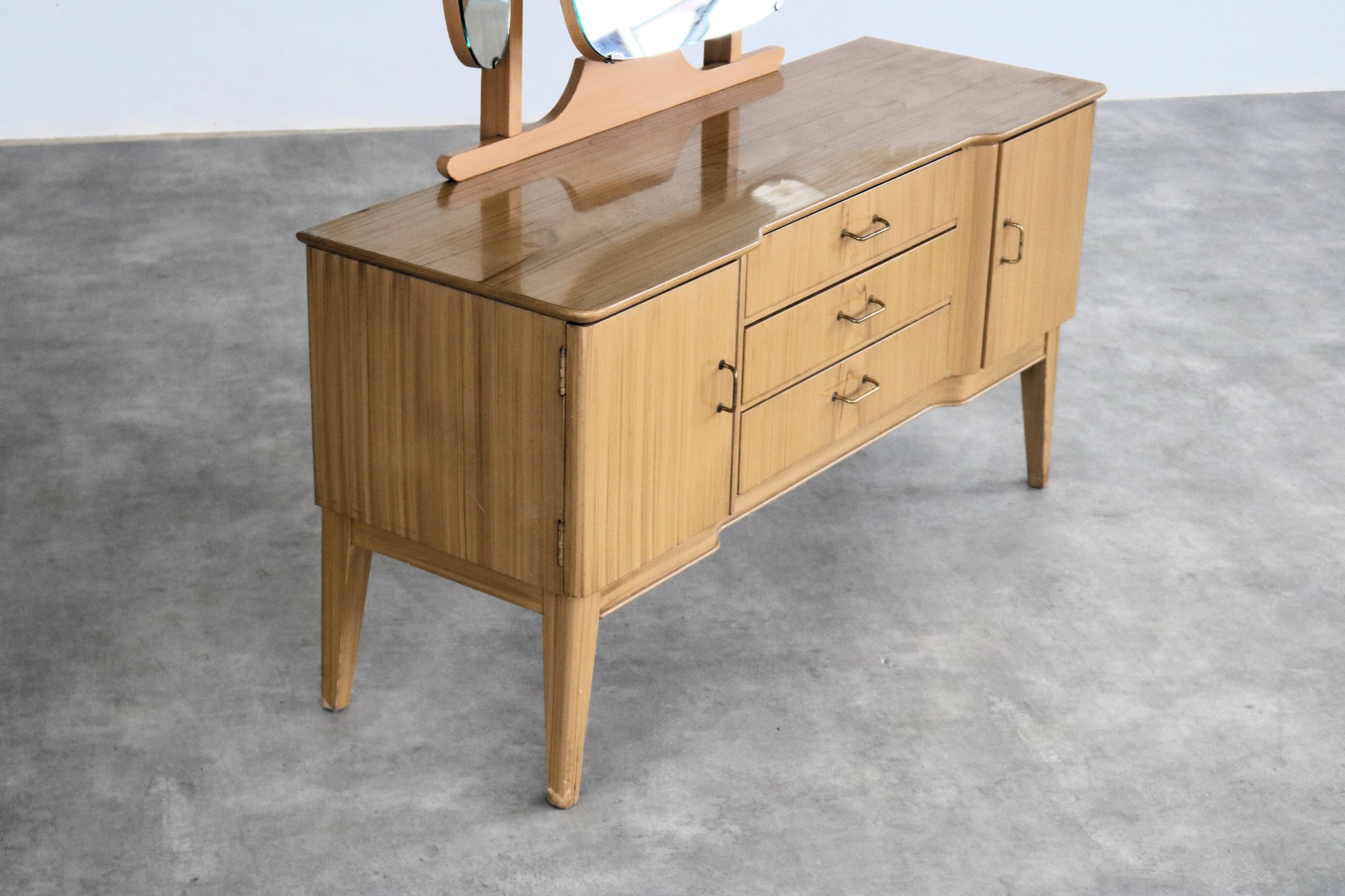 Coiffeuse en bois, laiton et verre, Suède années 1960
