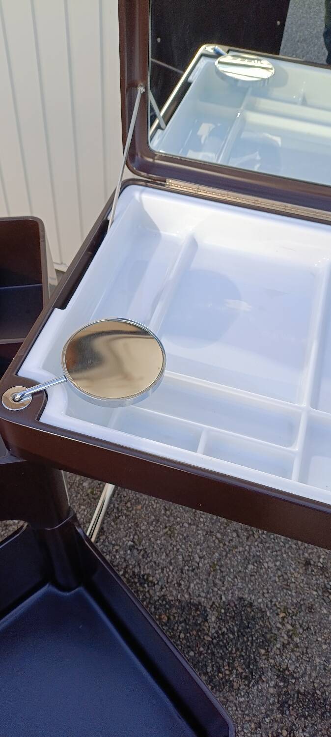 Hairdresser by Carlo Urbinati