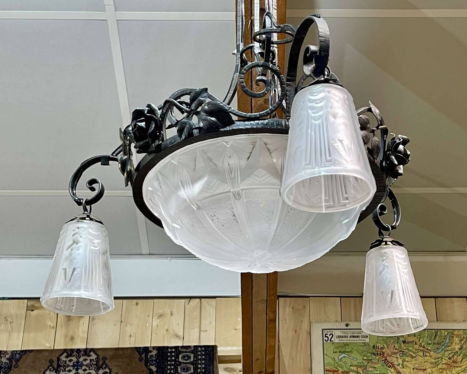 Art Deco chandelier in glass and wrought iron signed Muller Frères Luneville, 3 lights