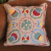 Coussin suzani gris clair motifs brodés colorés