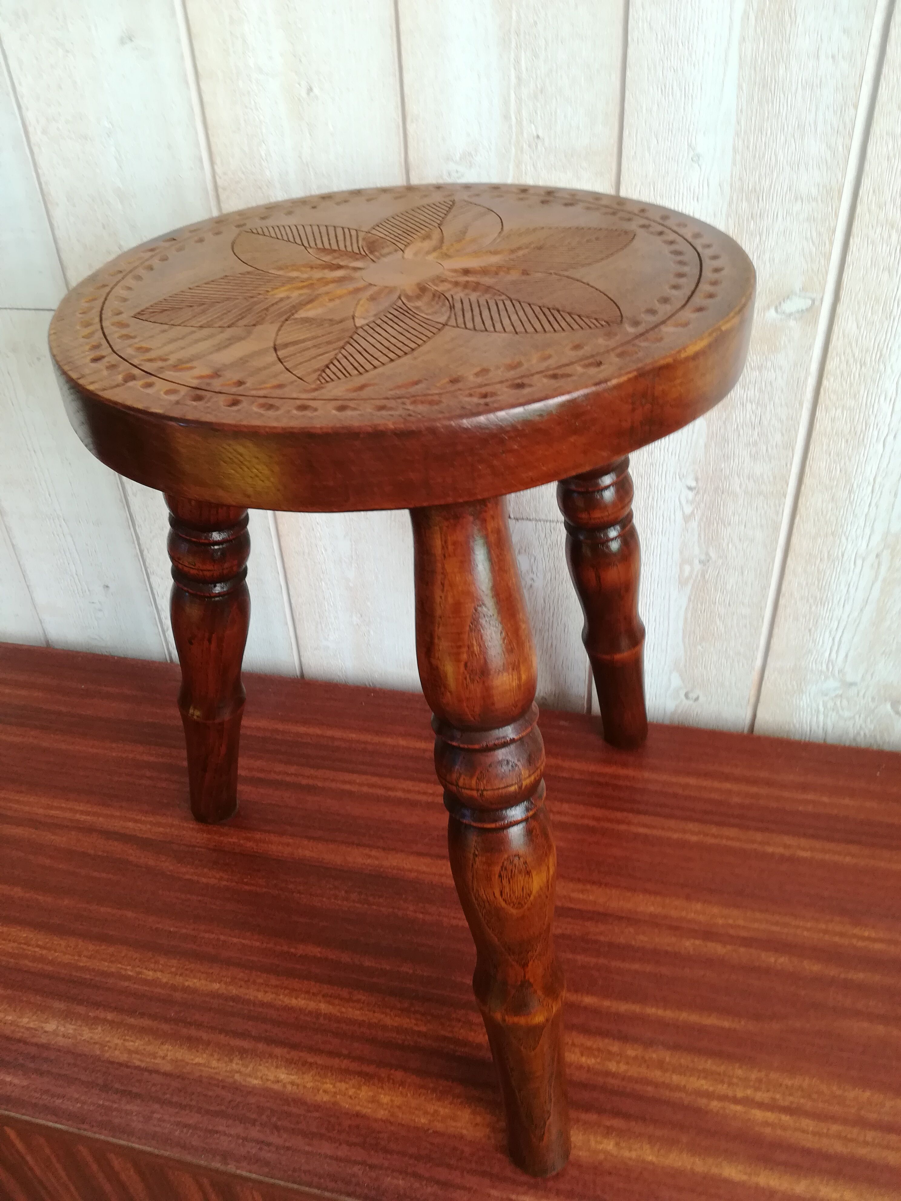 Tabouret bois sculpté
