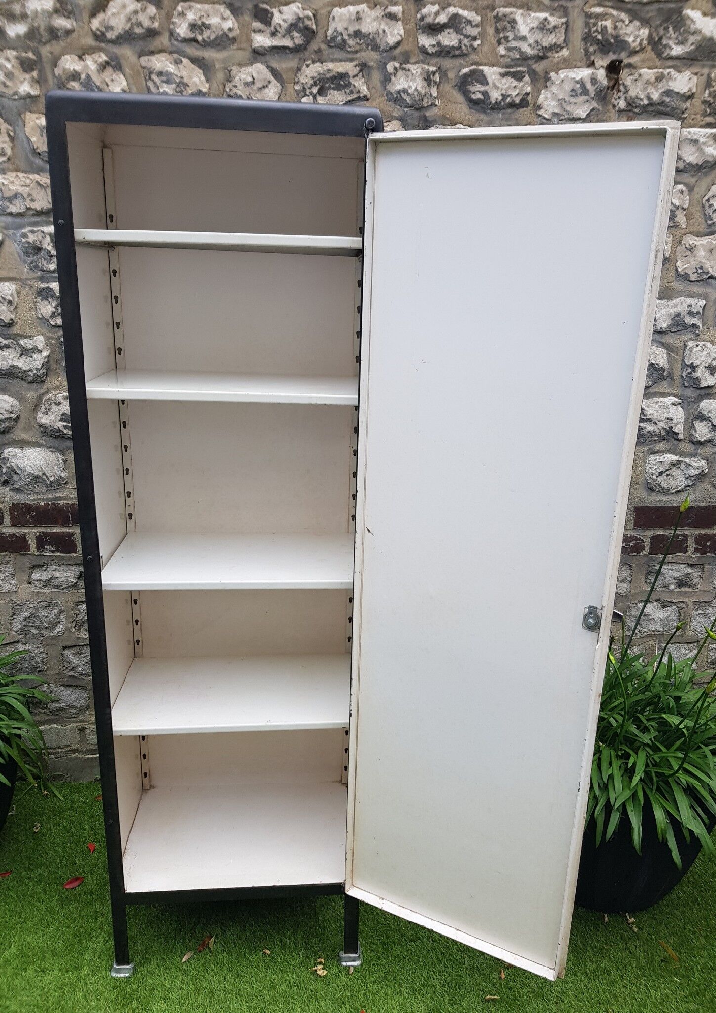 Armoire médicale en métal