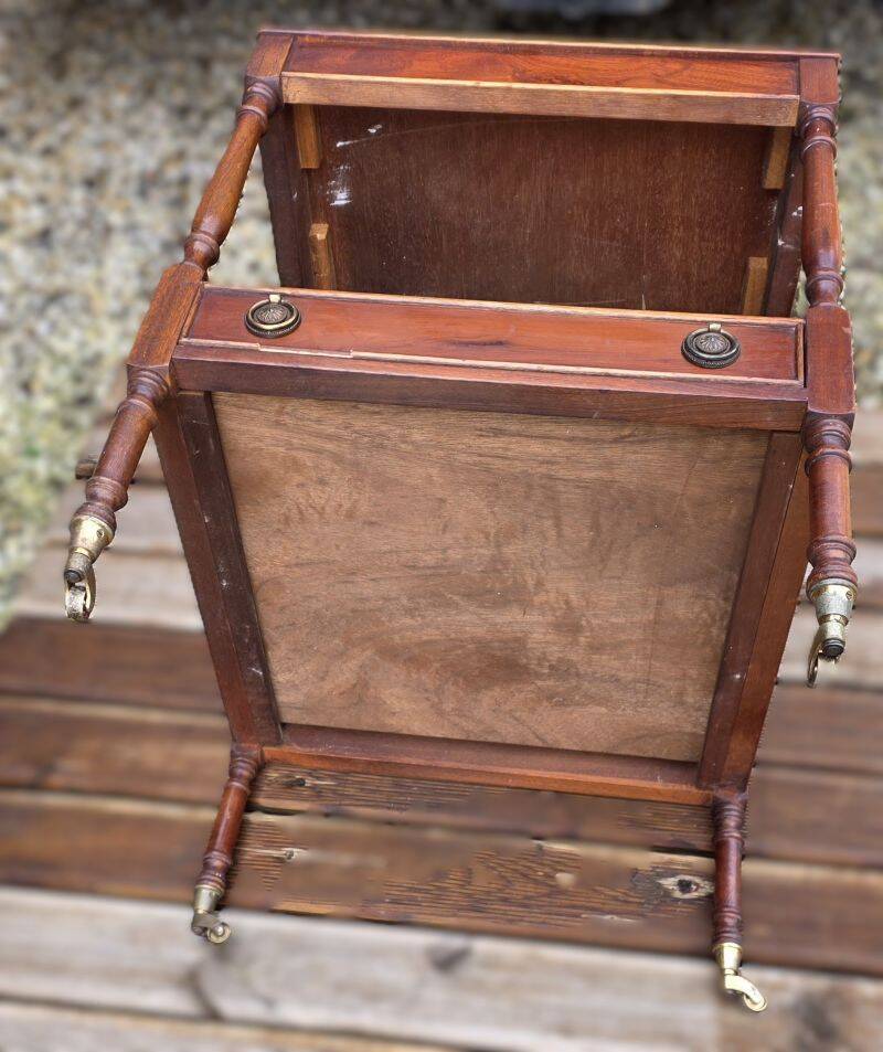 English Nightstand in Varnished Mahogany with One Drawer