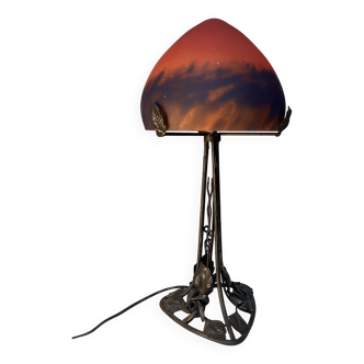 Lampe champignon contemporaine, piétement fer forgé et obus en verre orange nuancé de bleu dans le style art déco