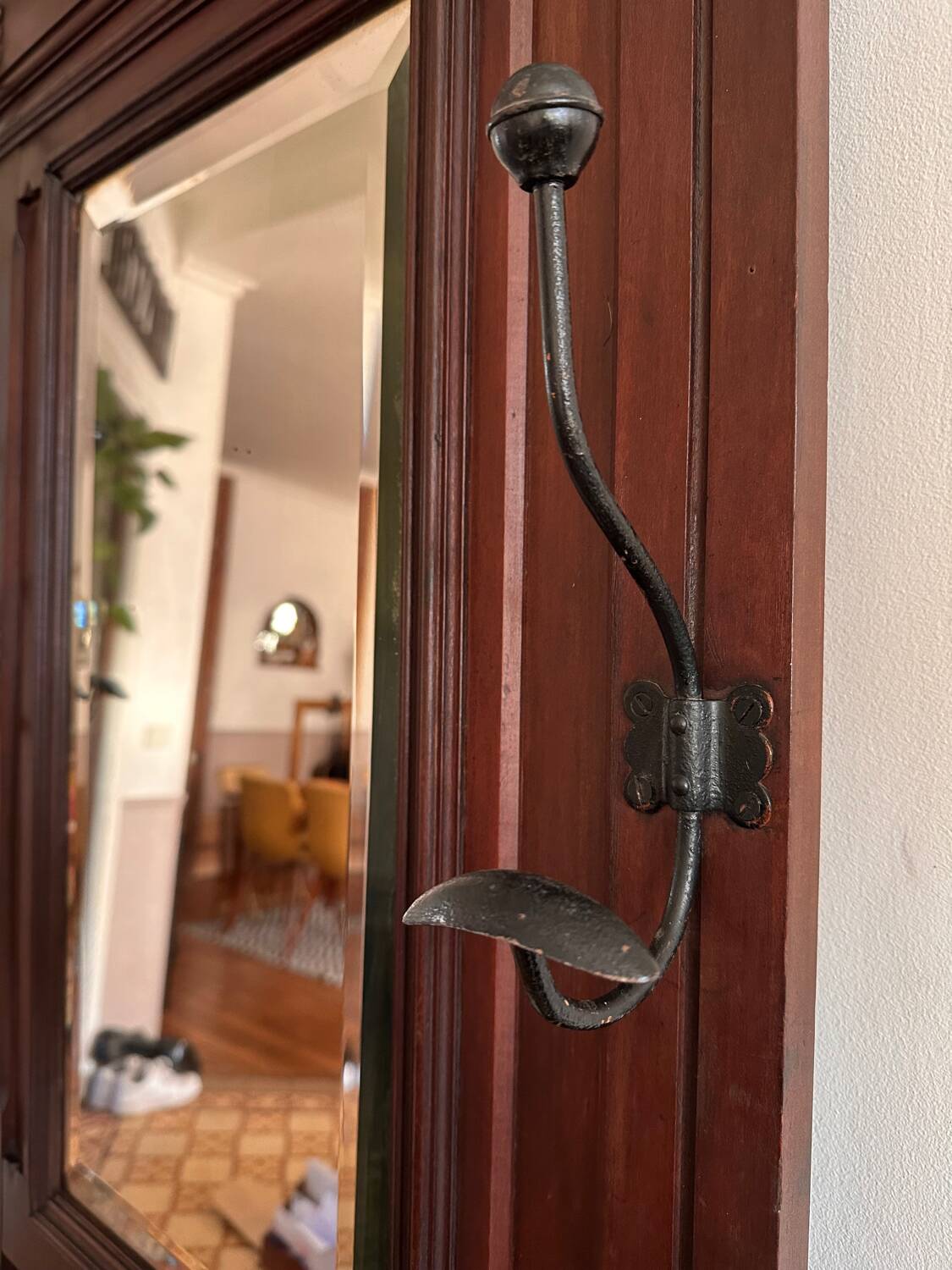 Wall mounted coat rack