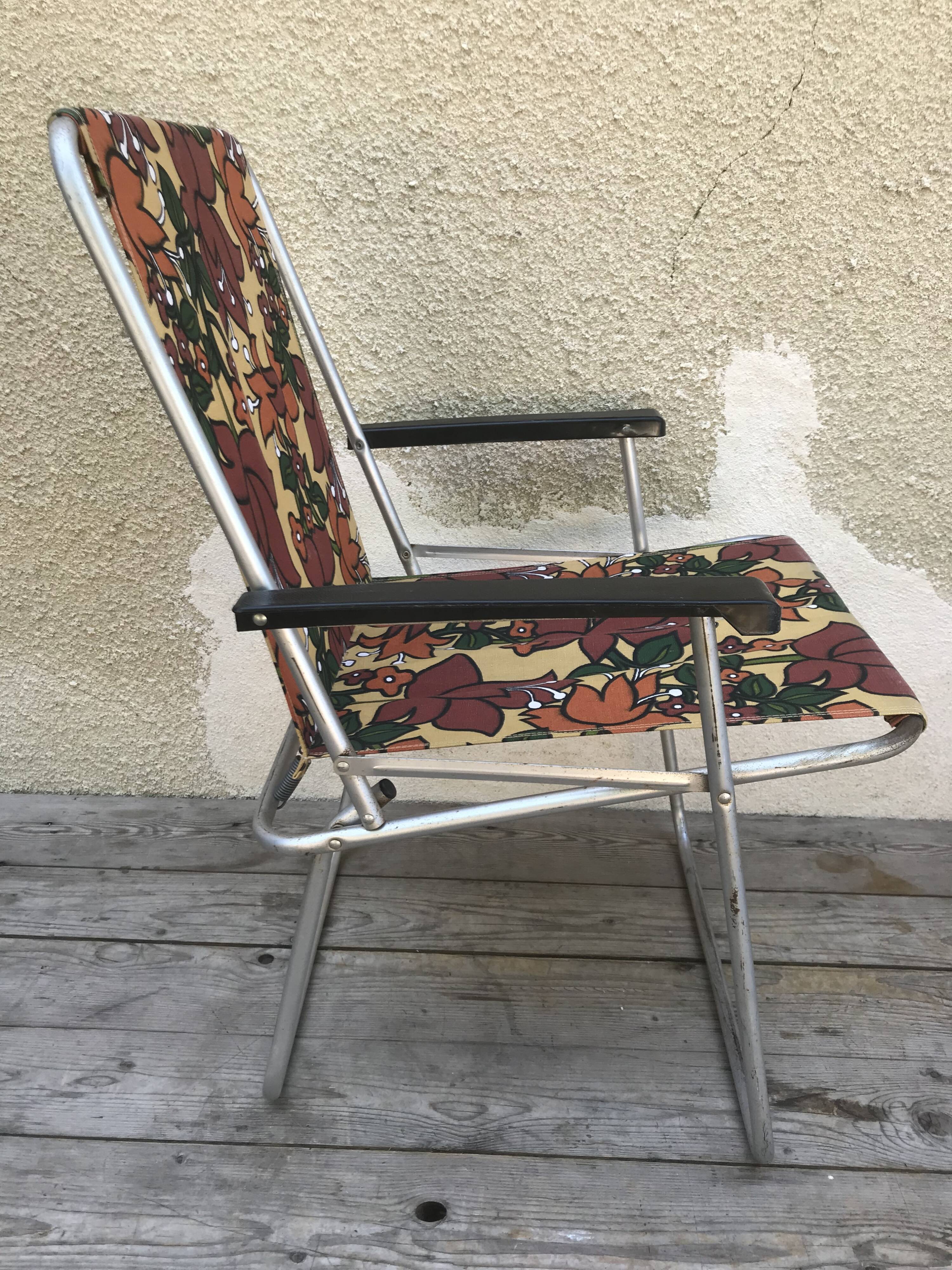 Paire de chaises anciennes de jardin pliantes en métal aluminium et tissu fleurs années 70