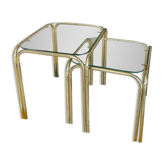Paire de petites tables basses gigognes métal tubulaire doré & plateaux en verre transparent